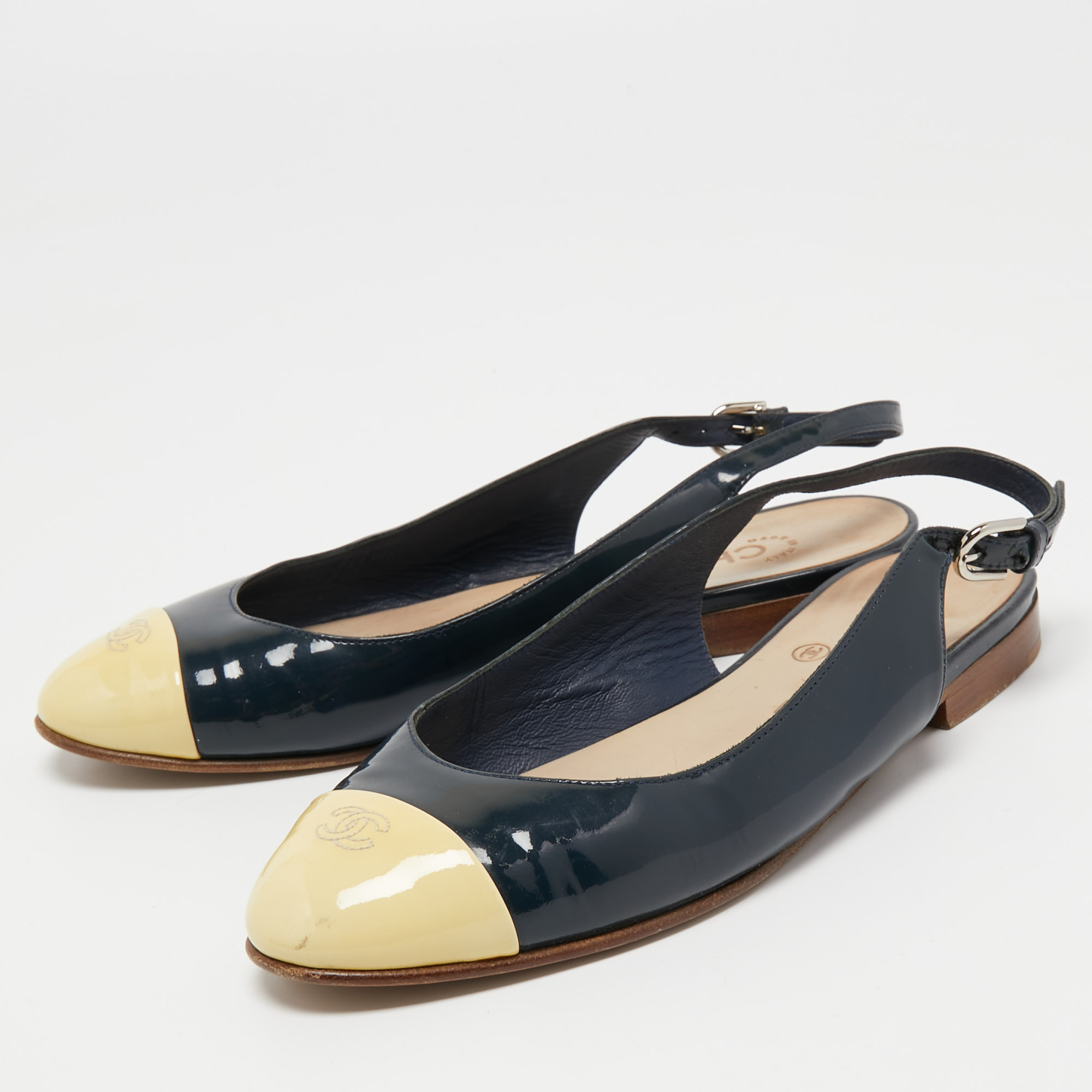 

Chanel Navy Blue/Light Yellow Patent Leather CC Cap Toe Slingback Flats Size