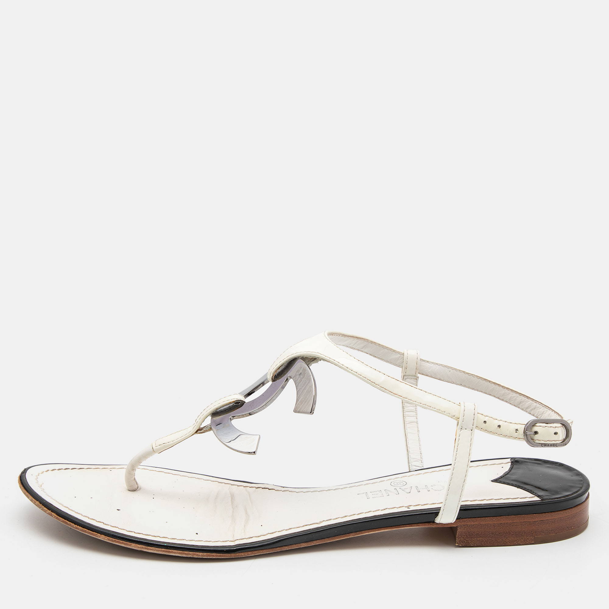 Chanel White/Black Patent Leather CC Thong Flat Sandals Size 39