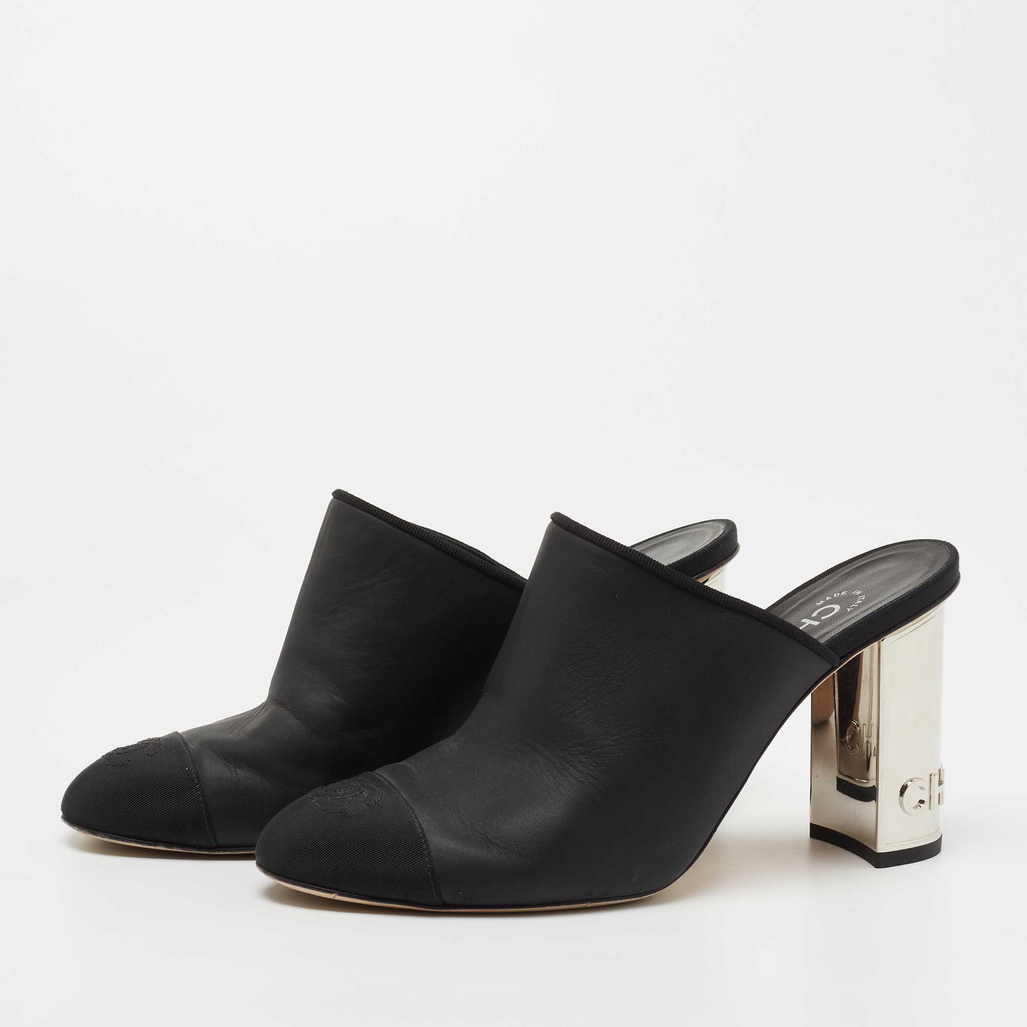 

Chanel Black Leather CC Cap-Toe Sandals Size