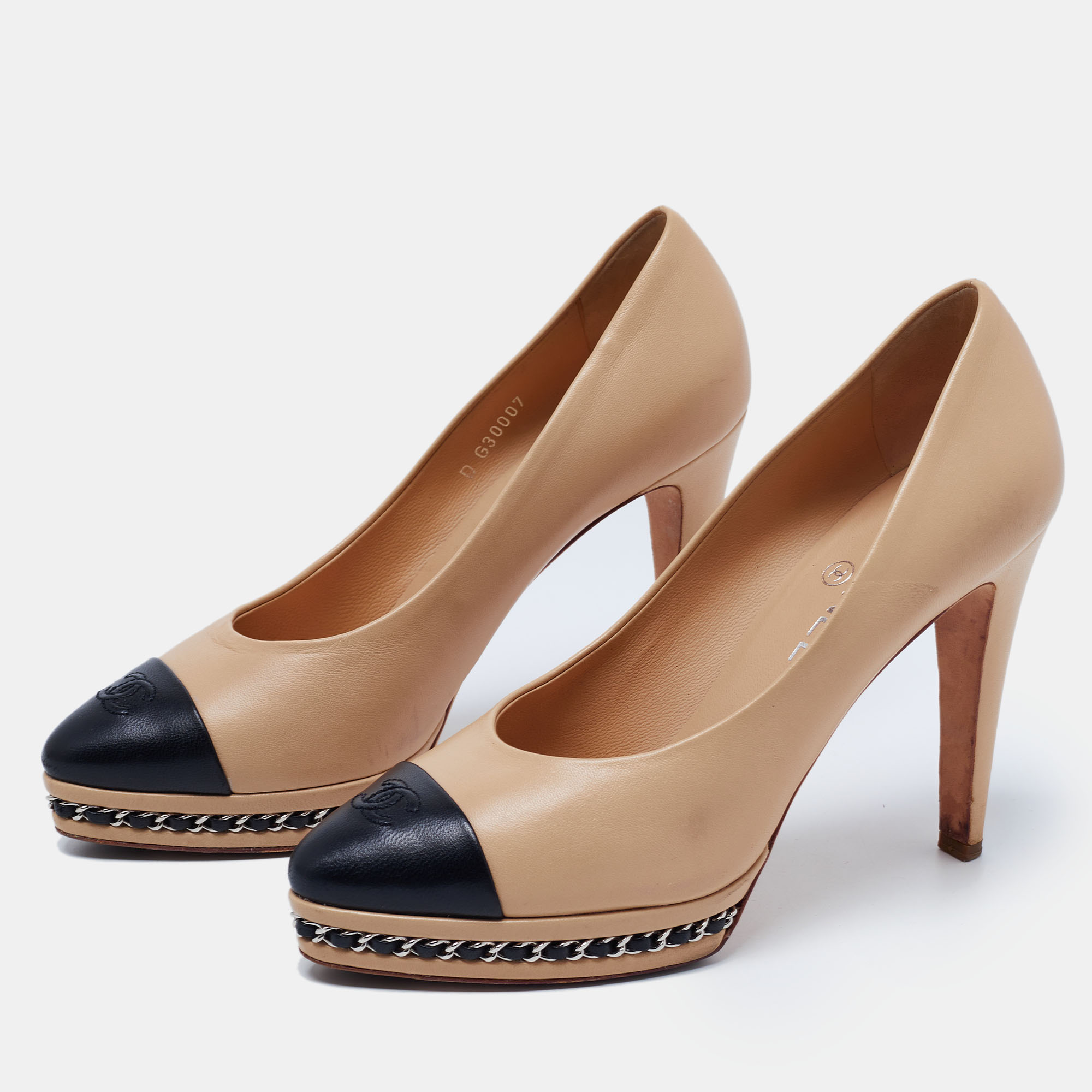 

Chanel Beige/Black Leather Cap Toe Chain Link Pumps Size