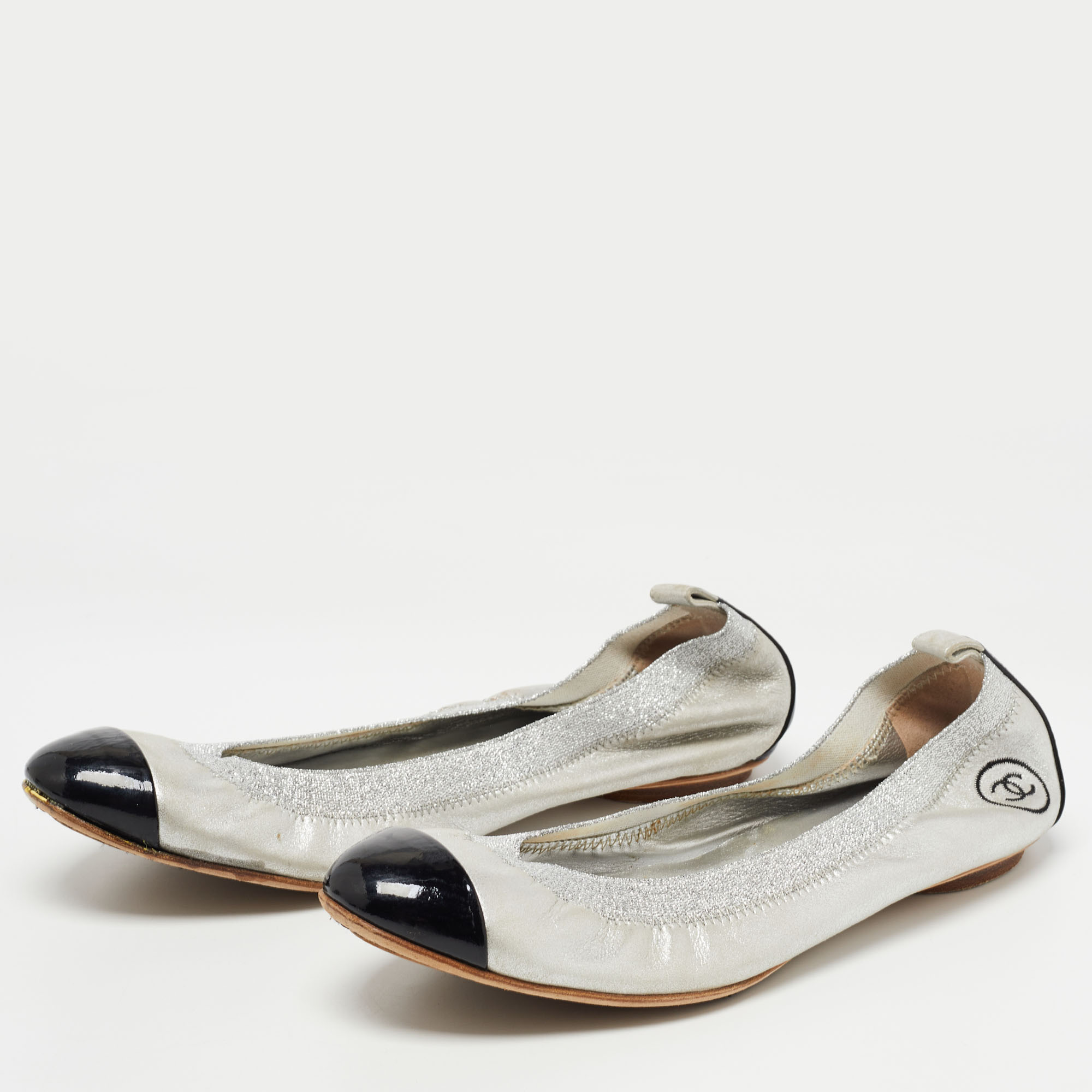 

Chanel Silver/Black Leather and Patent Cap Toe CC Scrunch Ballet Flats Size