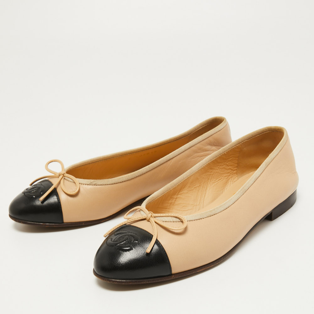 

Chanel Beige/Black Leather CC Ballet Flats Size