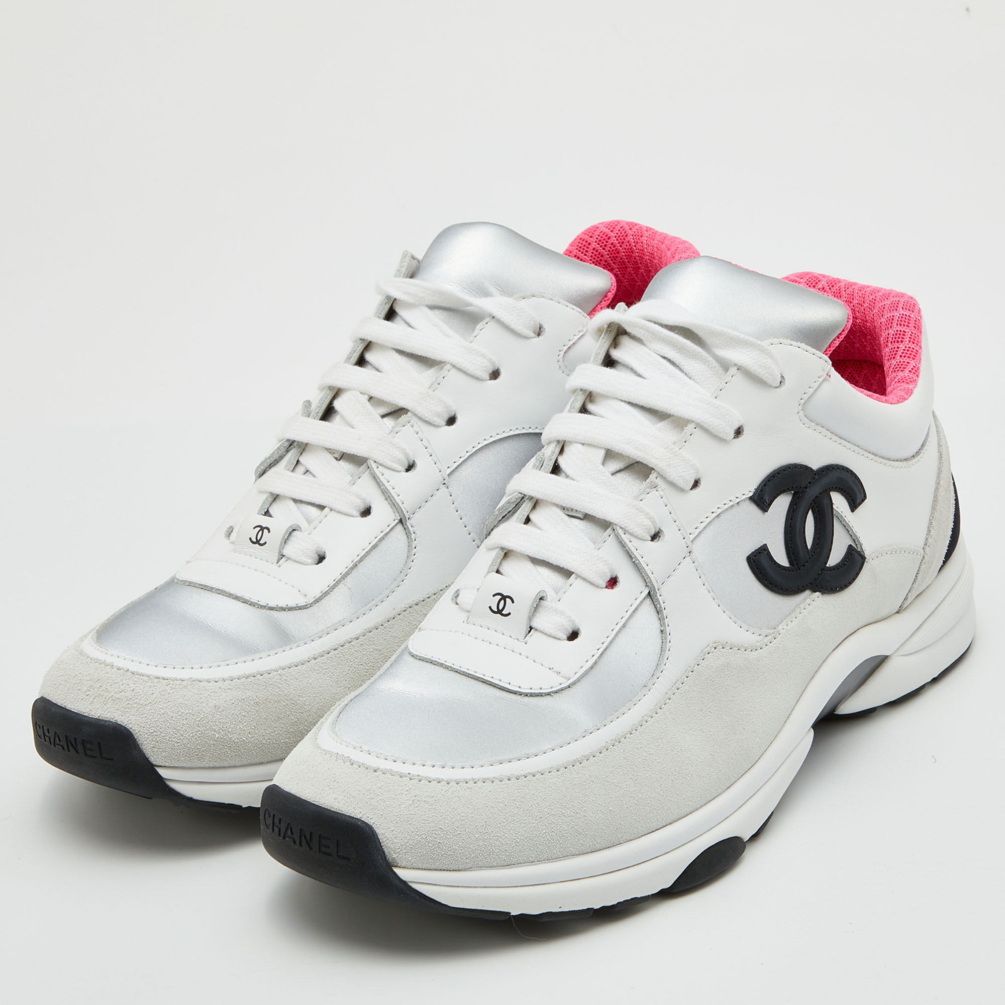 

Chanel White/Grey Leather and Suede Interlocking CC Logo Low Top Sneakers Size