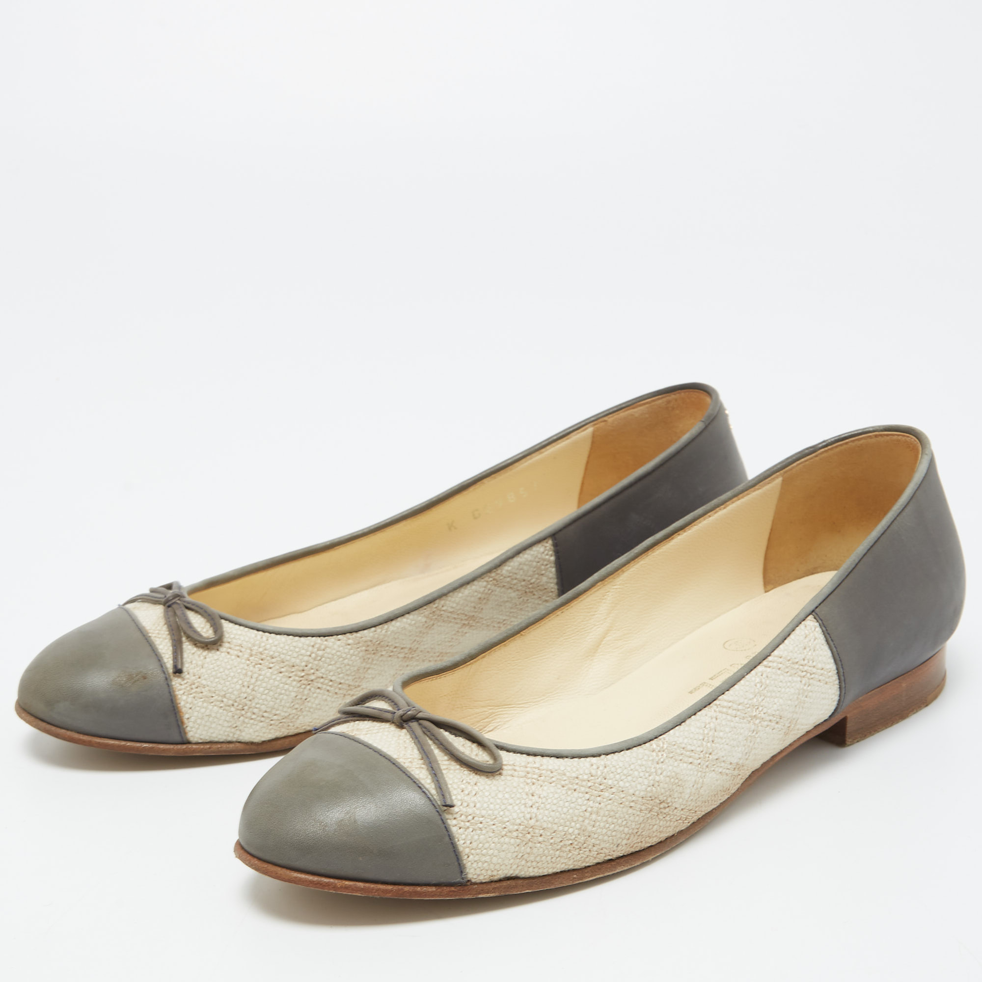 

Chanel Grey/Beige Leather and Canvas CC Bow Ballet Flats Size