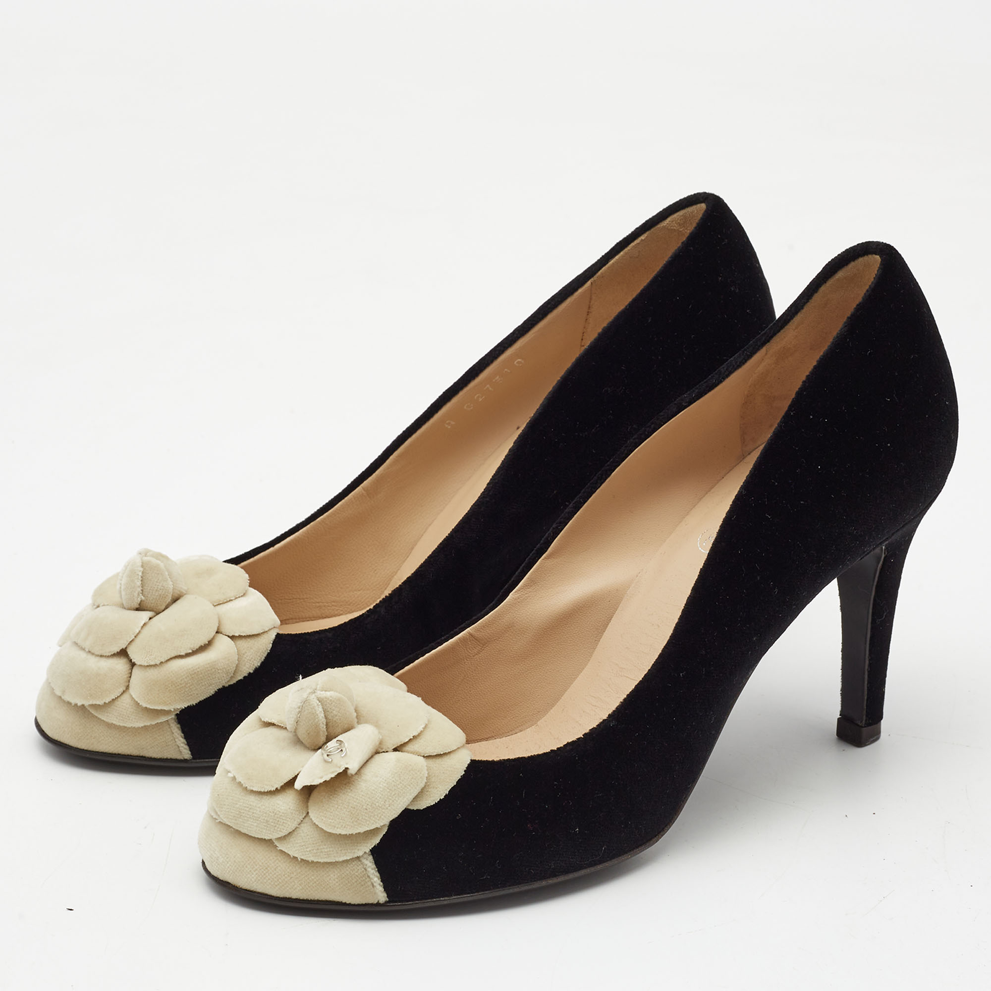 

Chanel Black/Beige Velvet CC Camelia Pumps Size