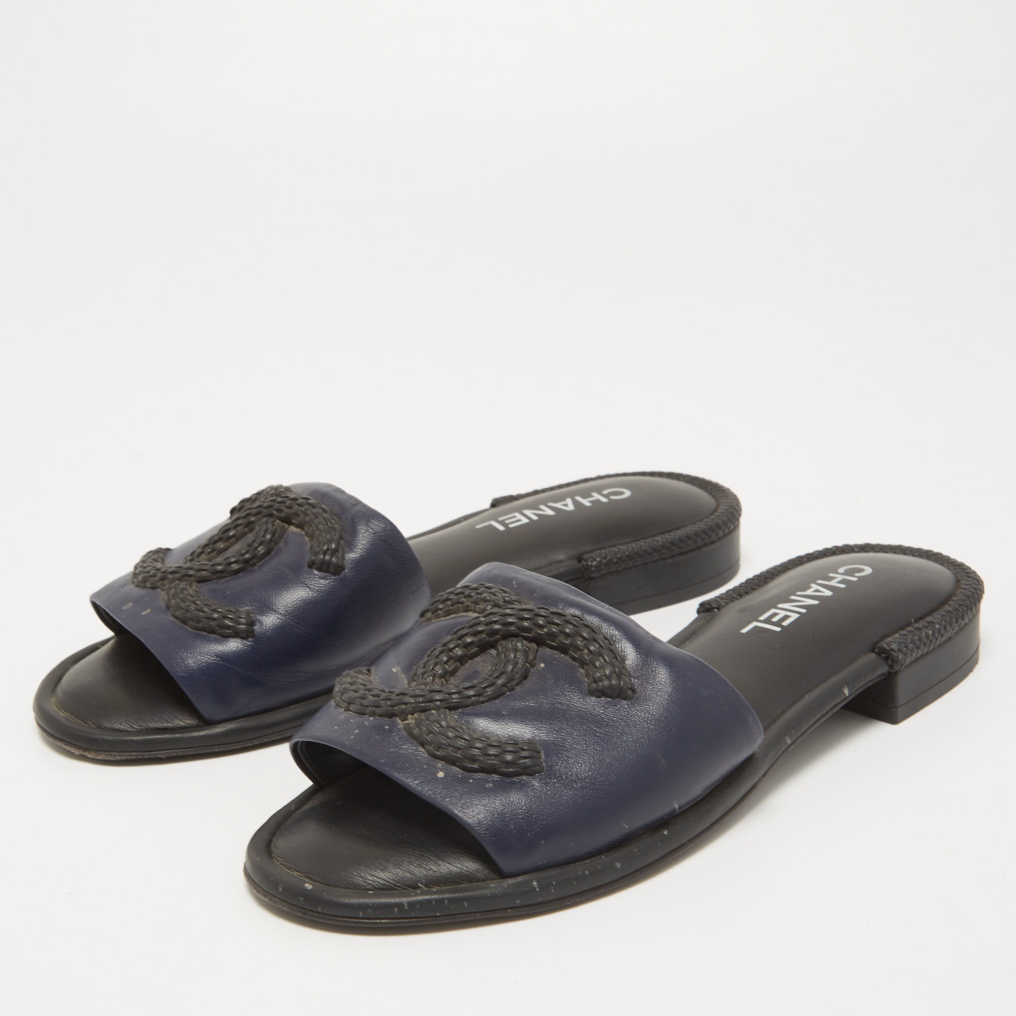 

Chanel Navy Blue Leather Woven CC Flat Slides Size