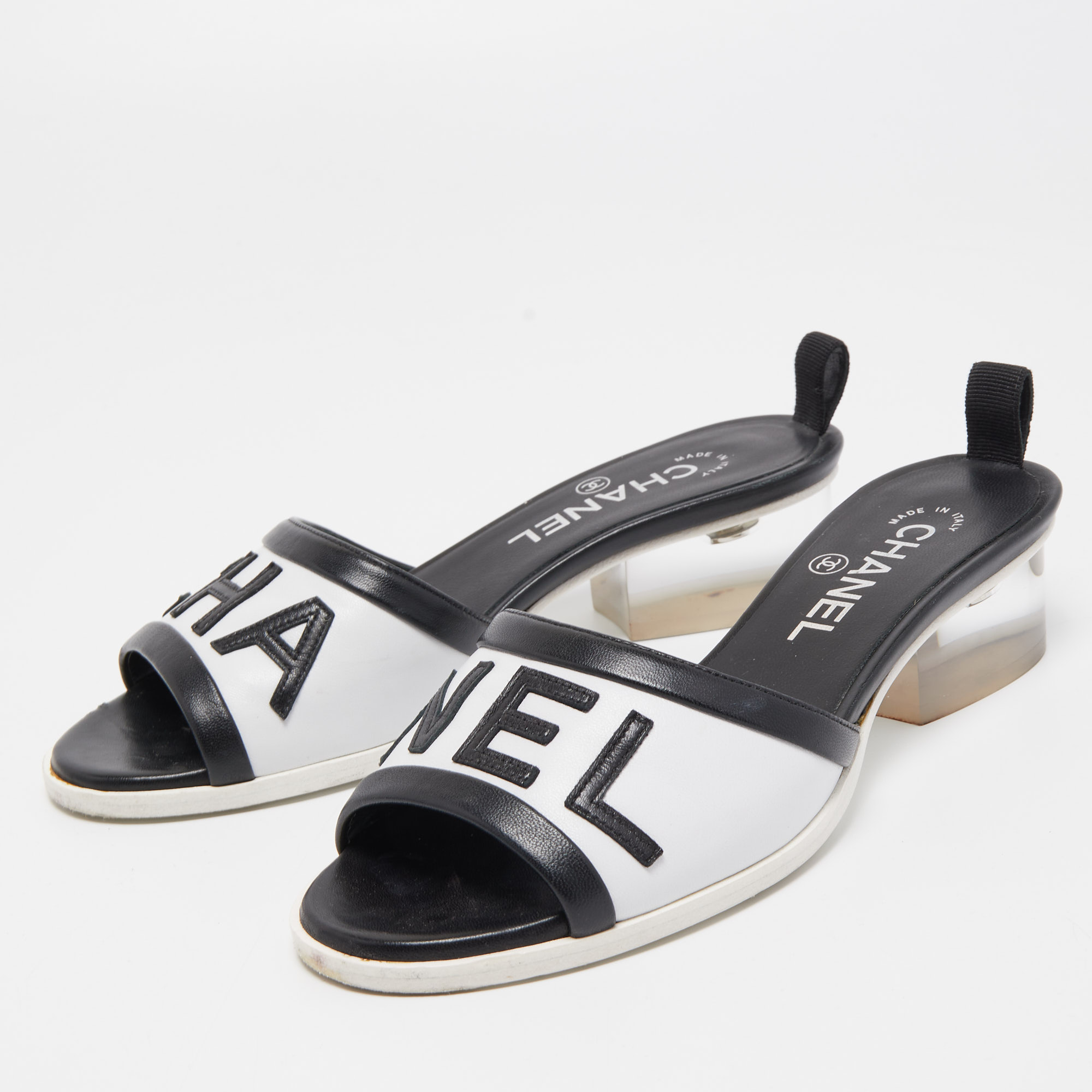 

Chanel White/Black Leather Logo Slide Sandals Size