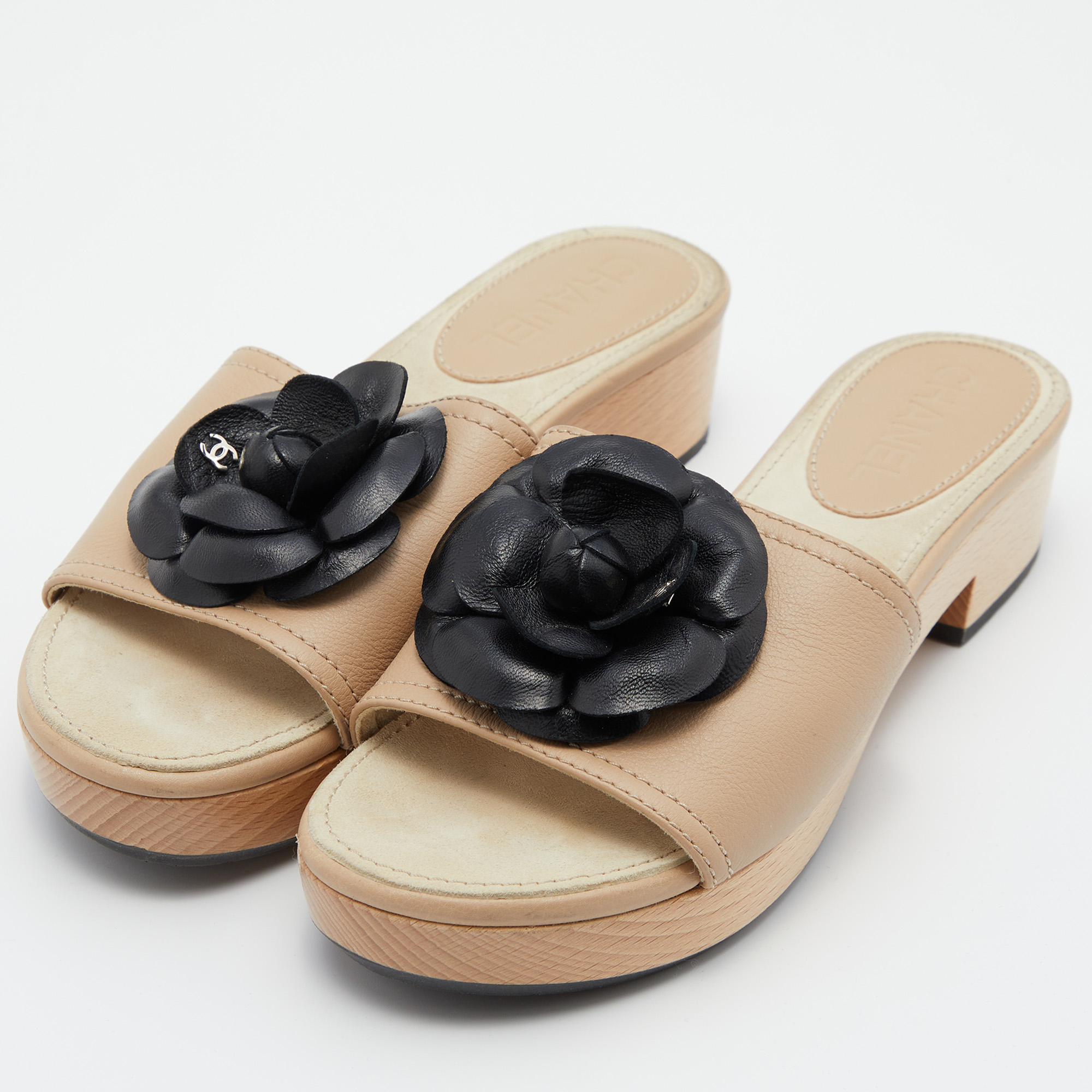

Chanel Beige/Black Leather Camellia Wooden Platform Sandals Size