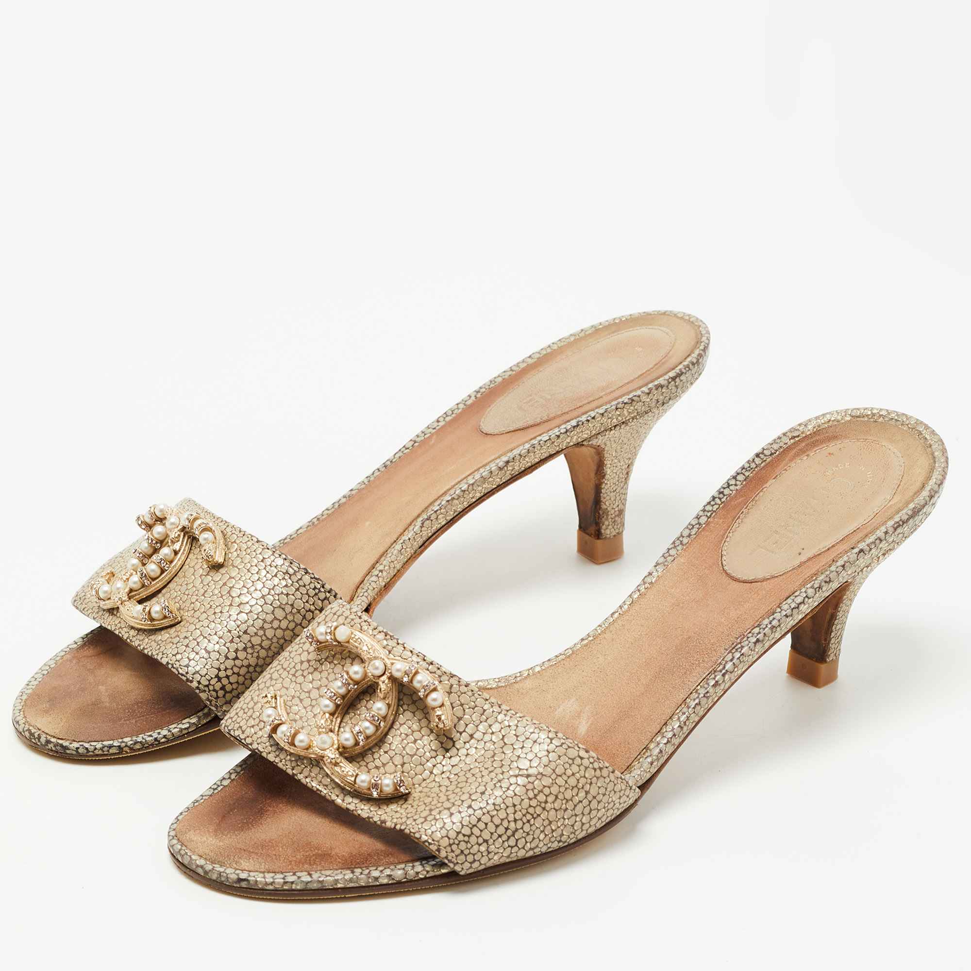 

Chanel Beige Texture Leather CC Slide Sandals Size