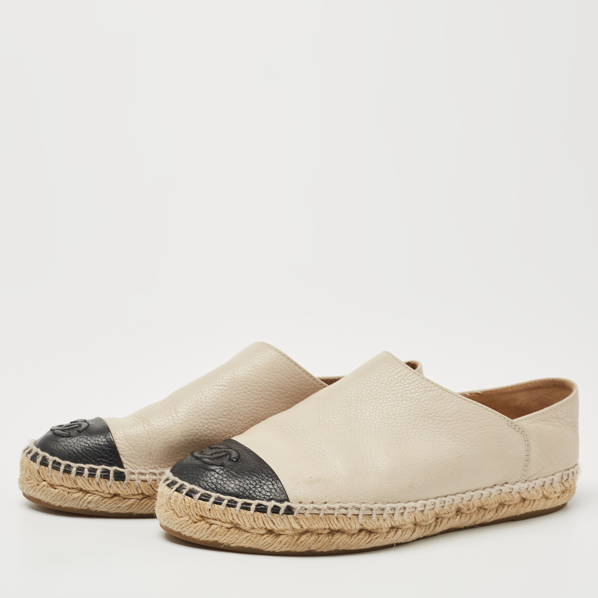 

Chanel Cream/Black Leather CC Cap Toe Espadrille Flats Size