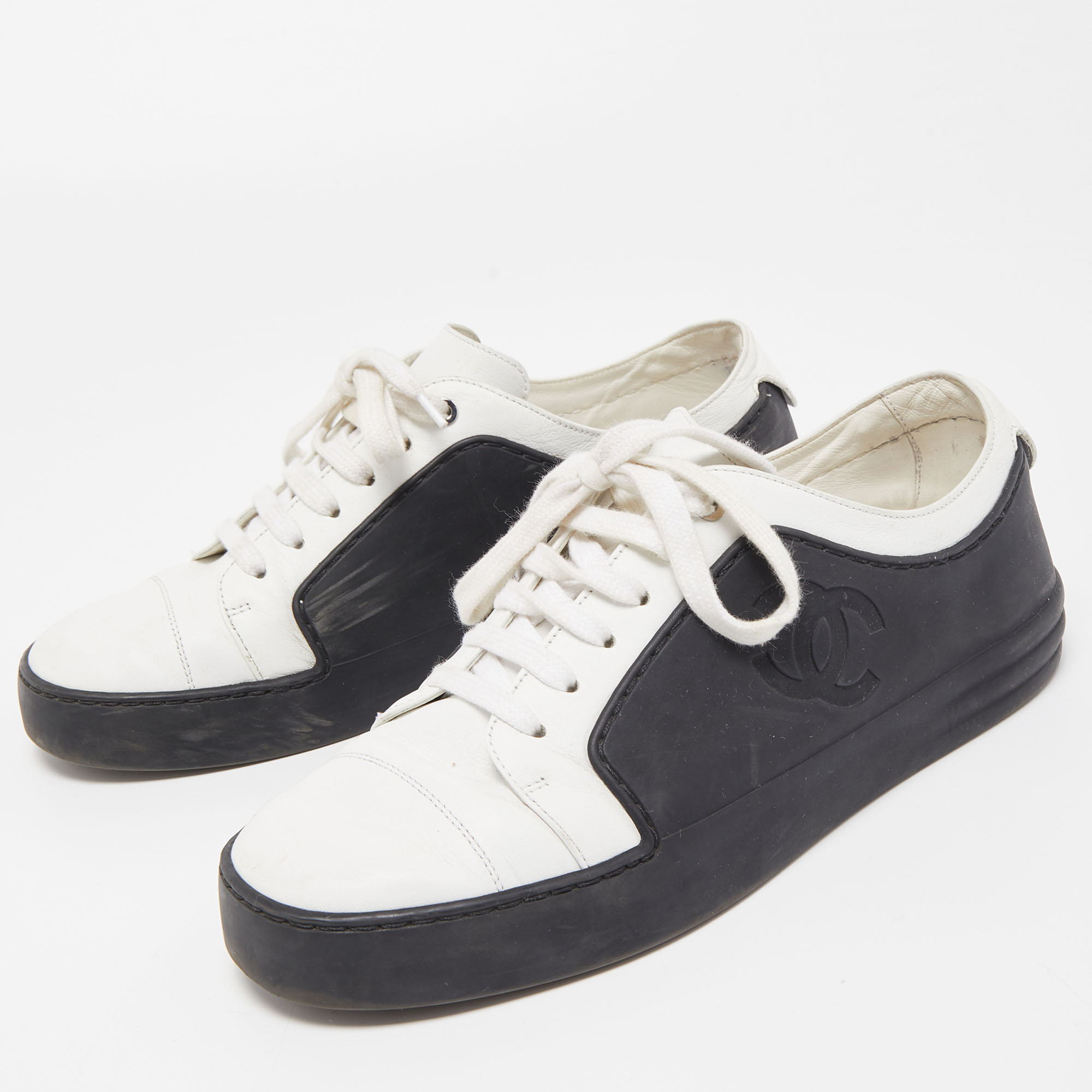 

Chanel White/Black Leather And Rubber CC Low Top Sneakers Size