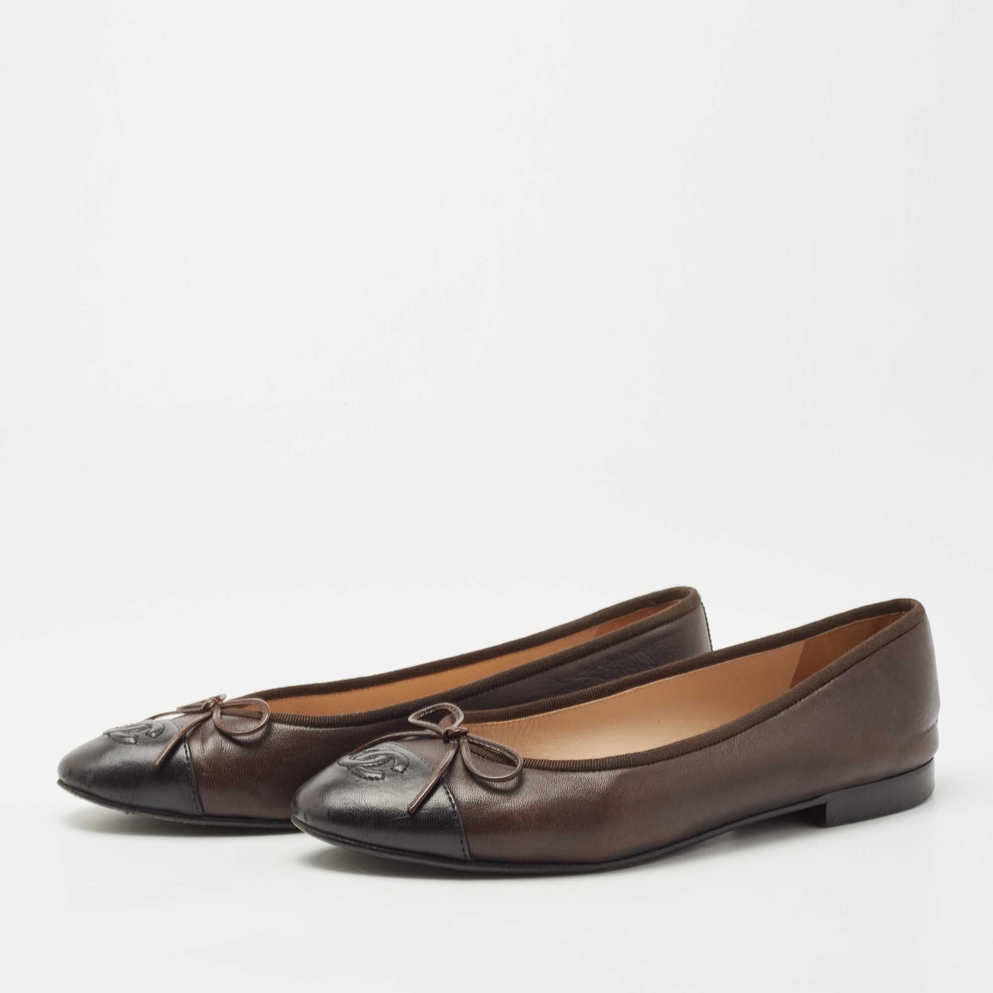 

Chanel Brown/Black Leather CC Ballet Flats Size