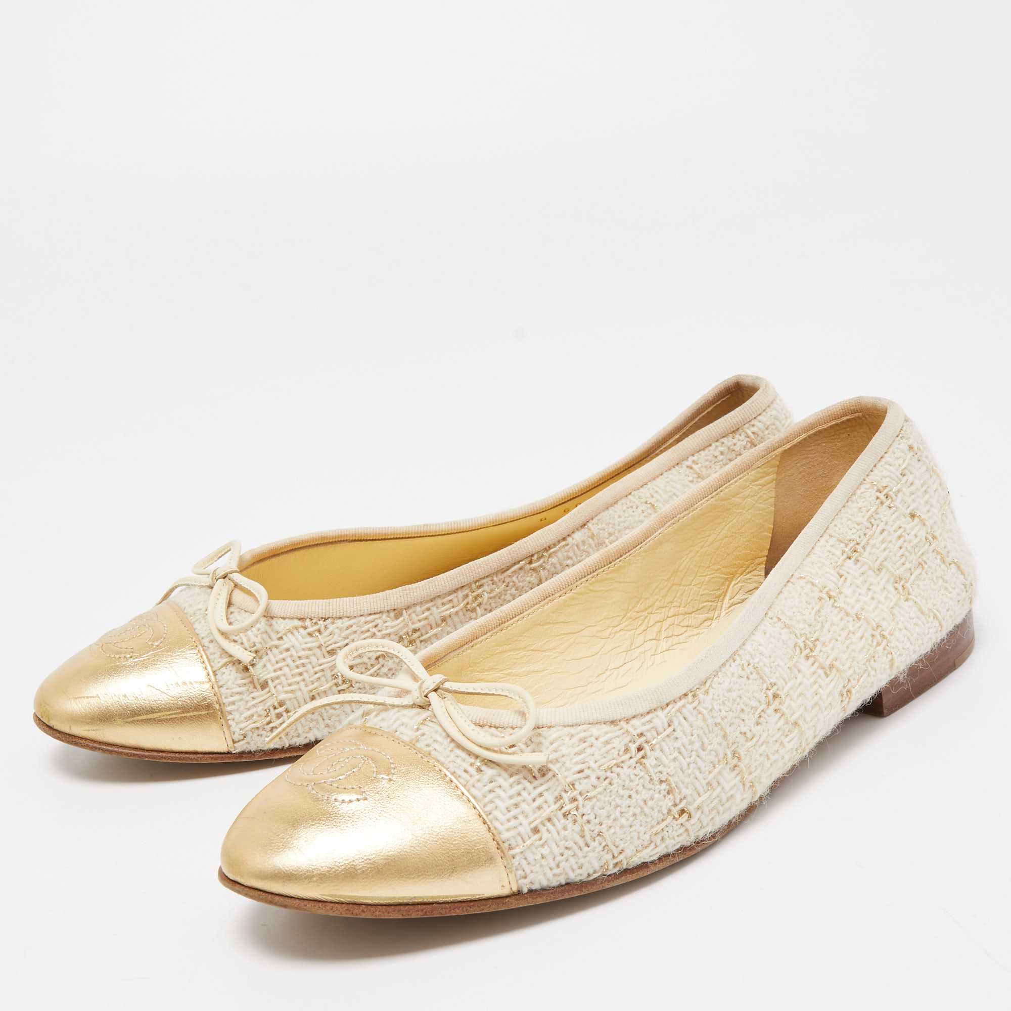 

Chanel Cream/Gold Tweed And Leather CC Cap Toe Bow Ballet Flats Size