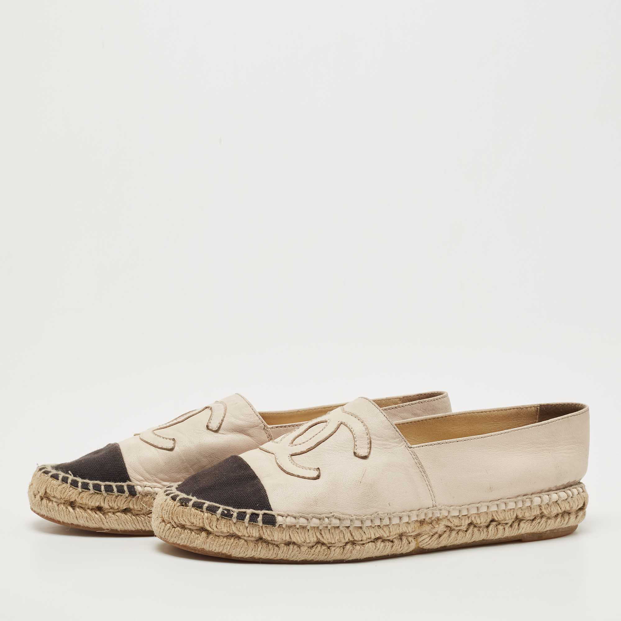 

Chanel Cream/Black Leather and Canvas CC Espadrille Flats Size