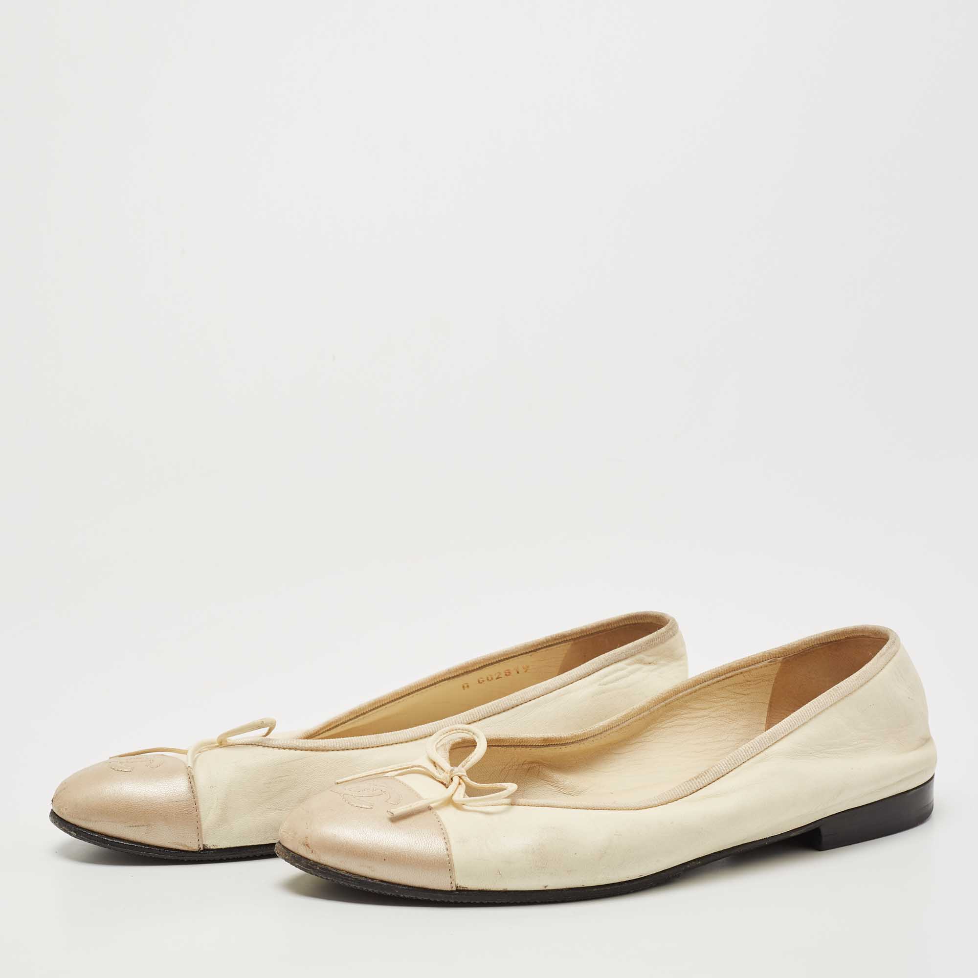 

Chanel Cream/Beige Leather Cap Toe CC Ballet Flats Size