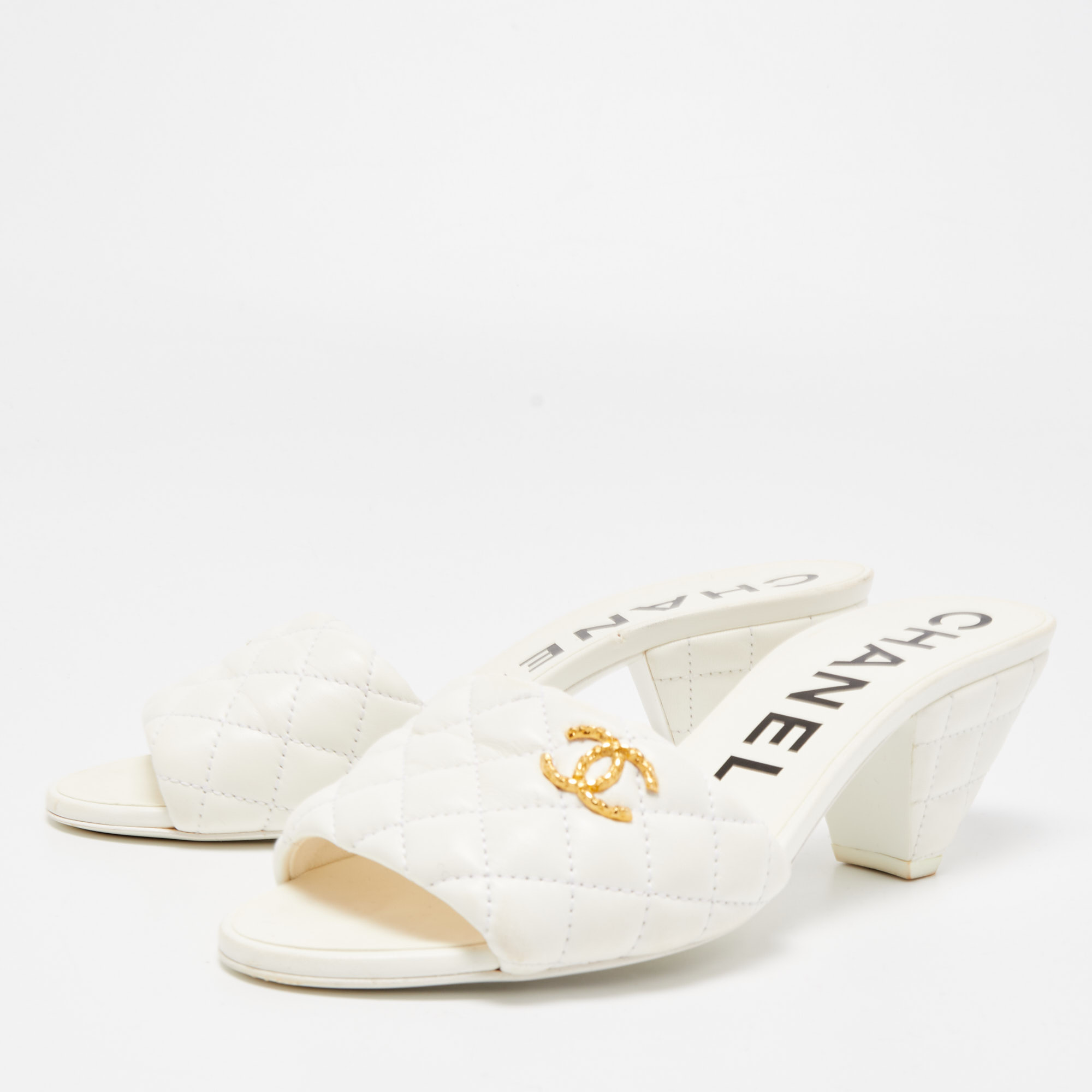 

Chanel White Quilted Leather Interlocking CC Logo Slide Sandals Size