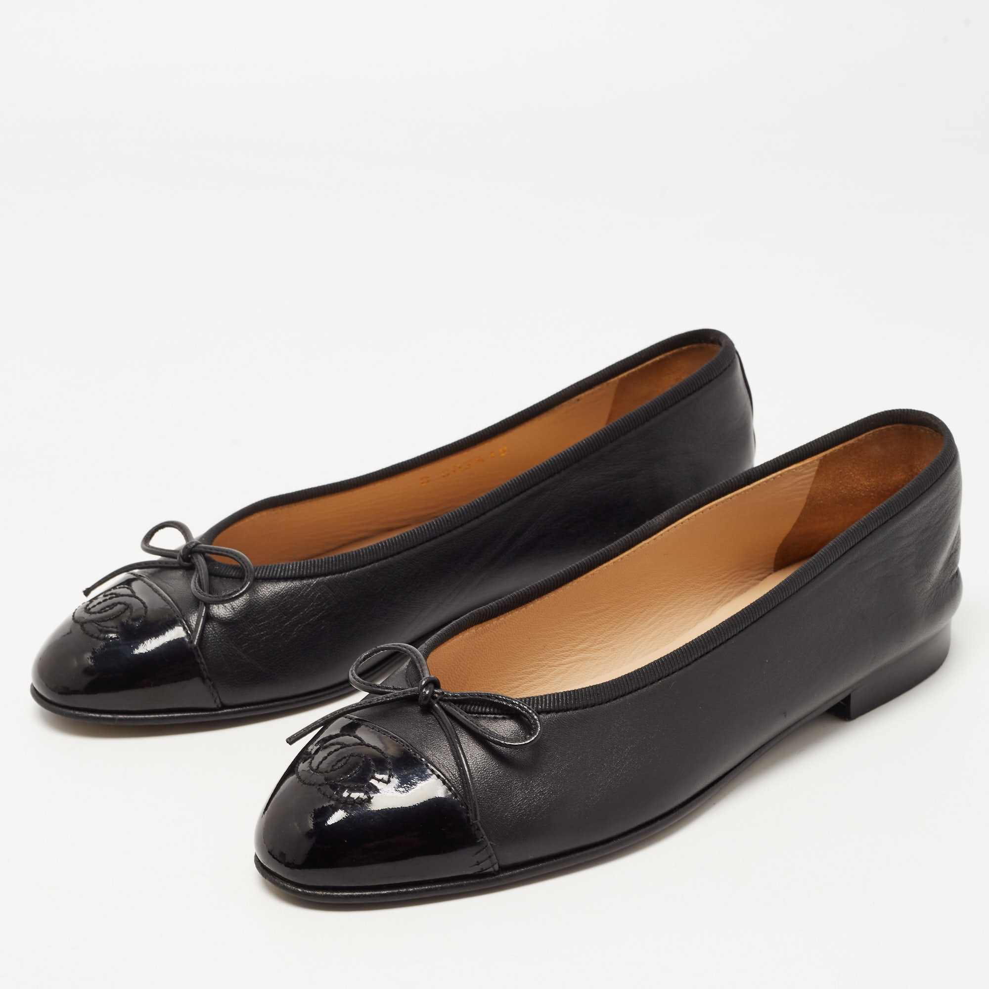 

Chanel Black Leather and Patent Cap CC Ballet Flats Size