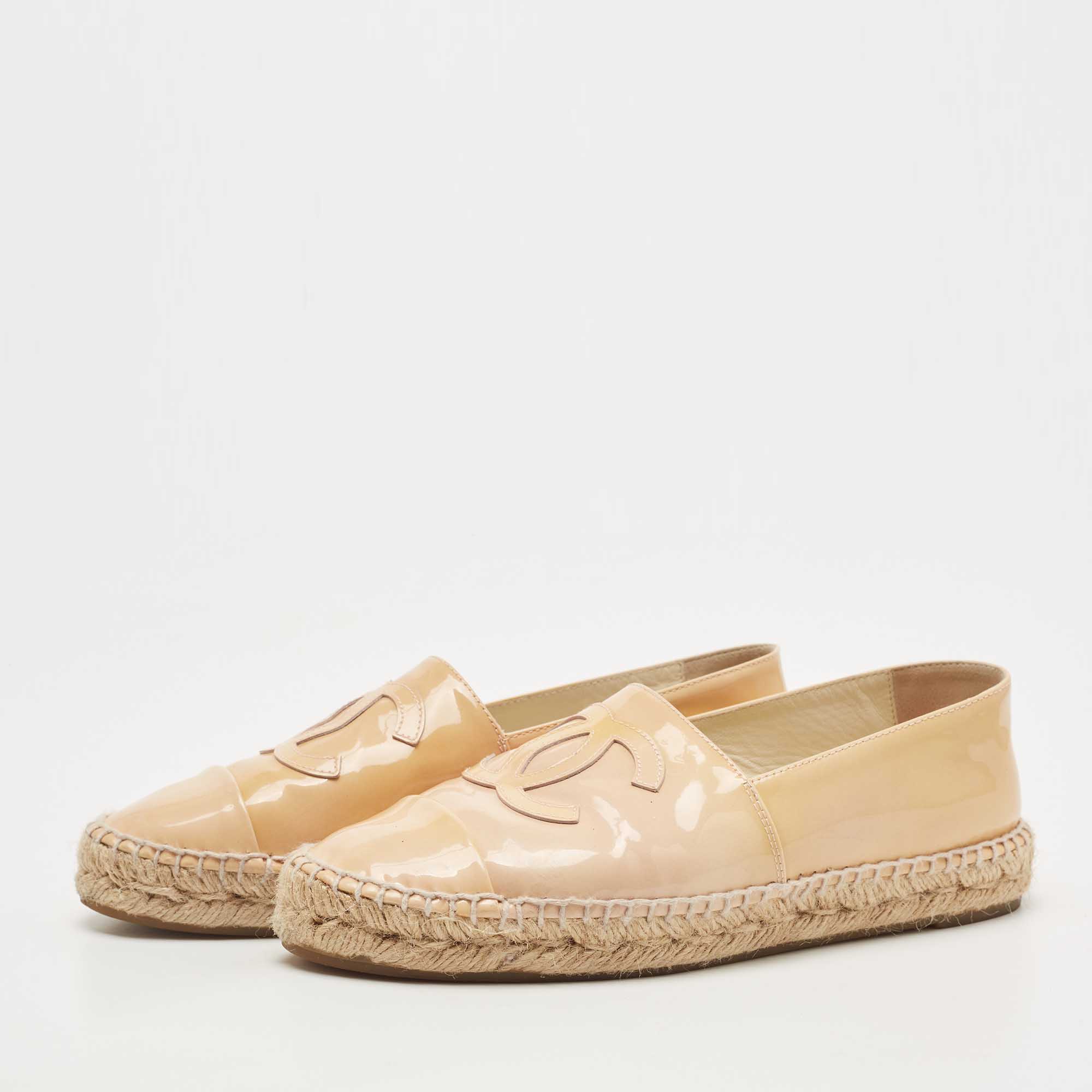 

Chanel Beige Patent Leather CC Espadrille Flats Size