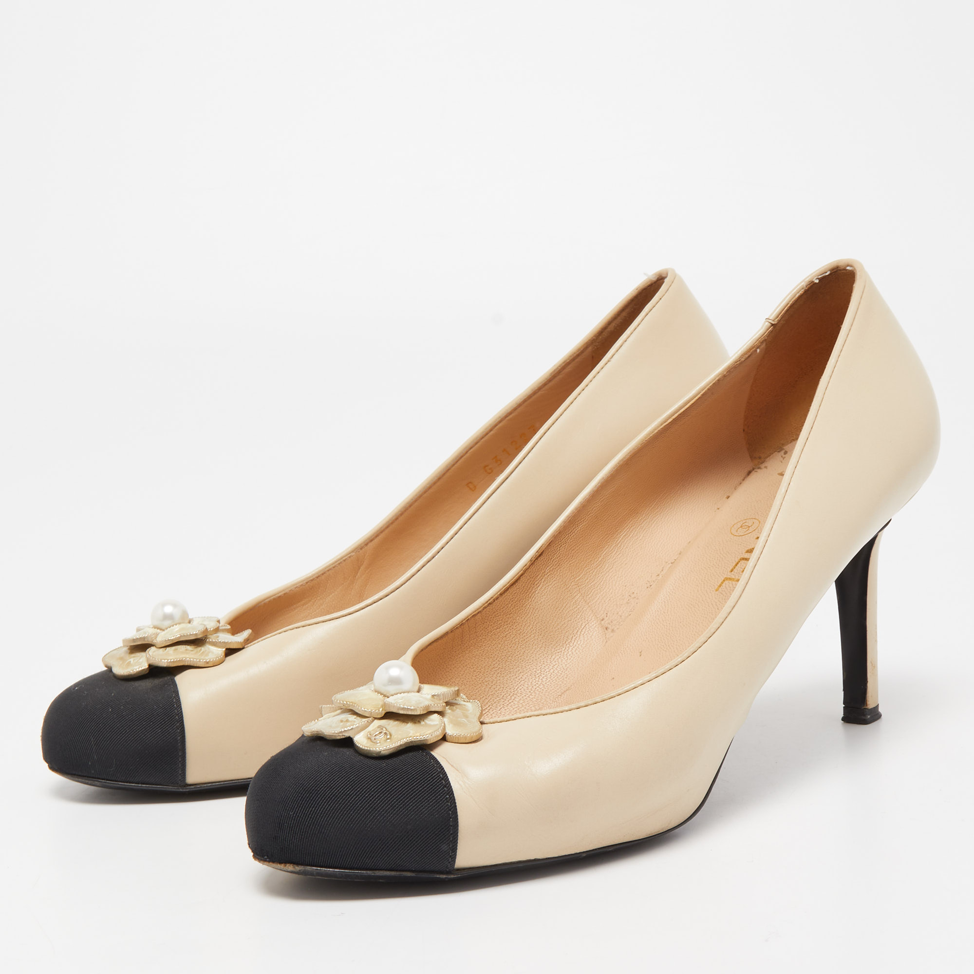 

Chanel Beige/Black Leather and Canvas Cap Toe CC Camellia Pumps Size