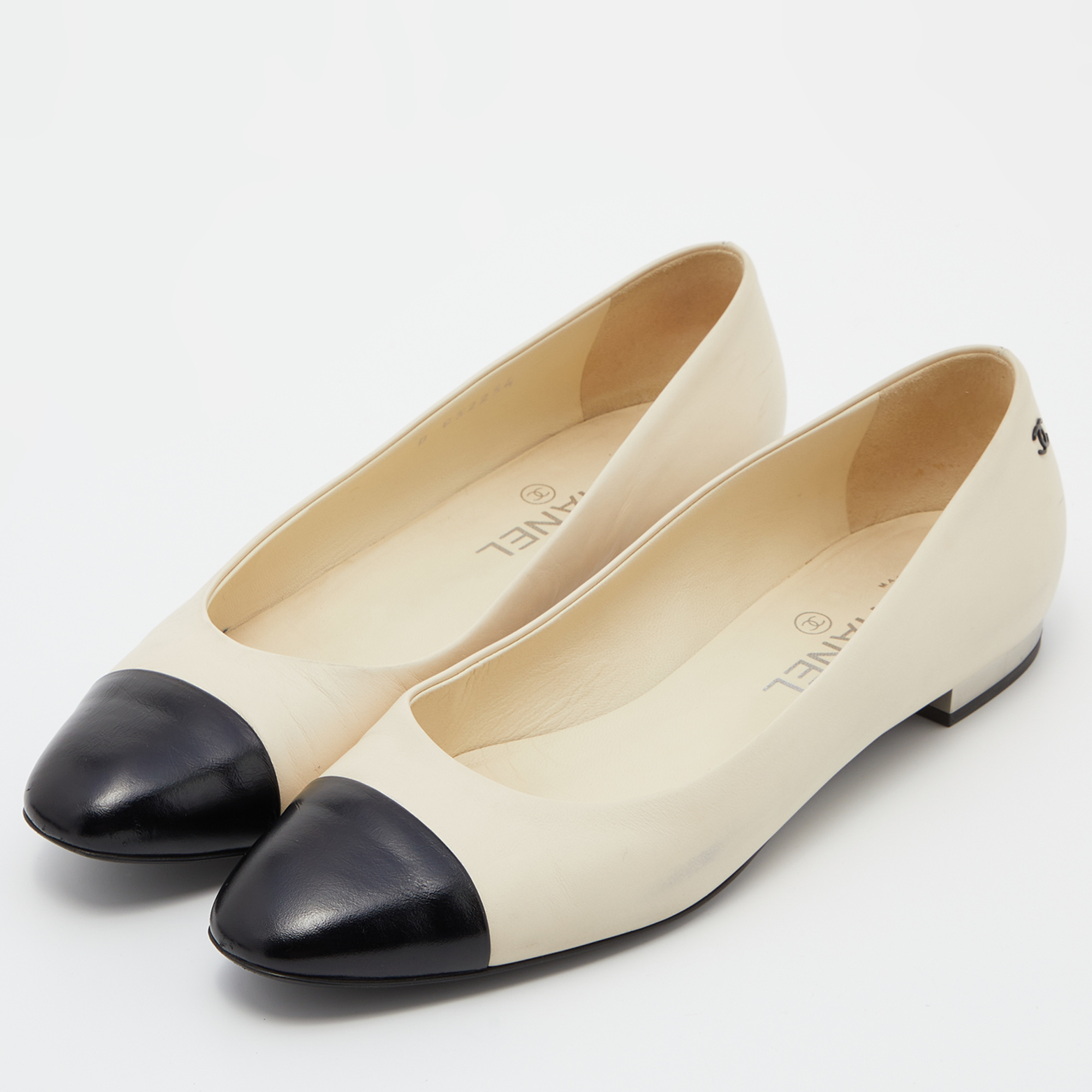 

Chanel Cream/Black Leather CC Ballet Flats Size