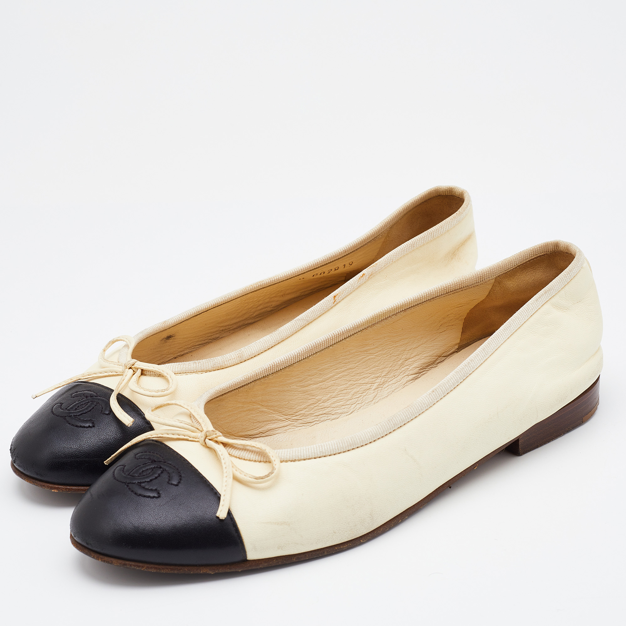 

Chanel Beige/Black Leather CC Cap Toe Bow Ballet Flats Size