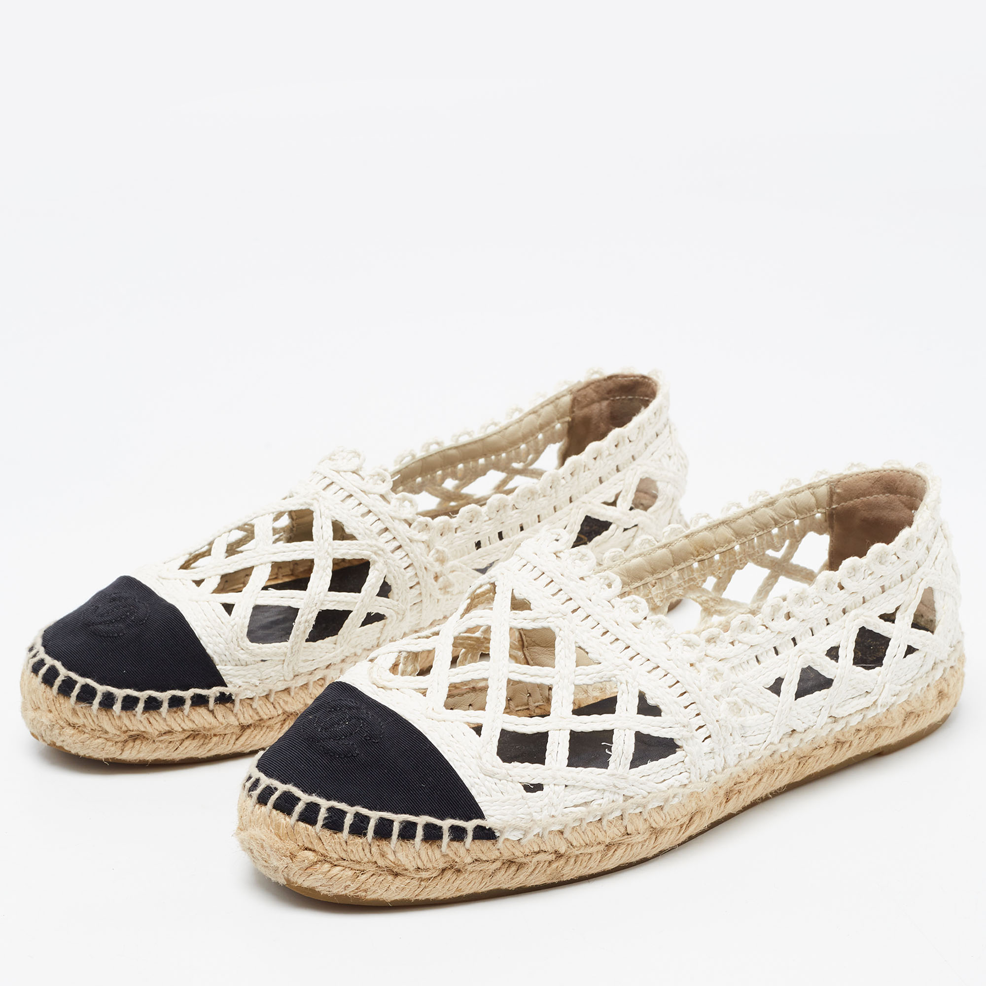 

Chanel White/Black Woven Raffia And Grosgrain Fabric Cap Toe CC Espadrille Flat Size