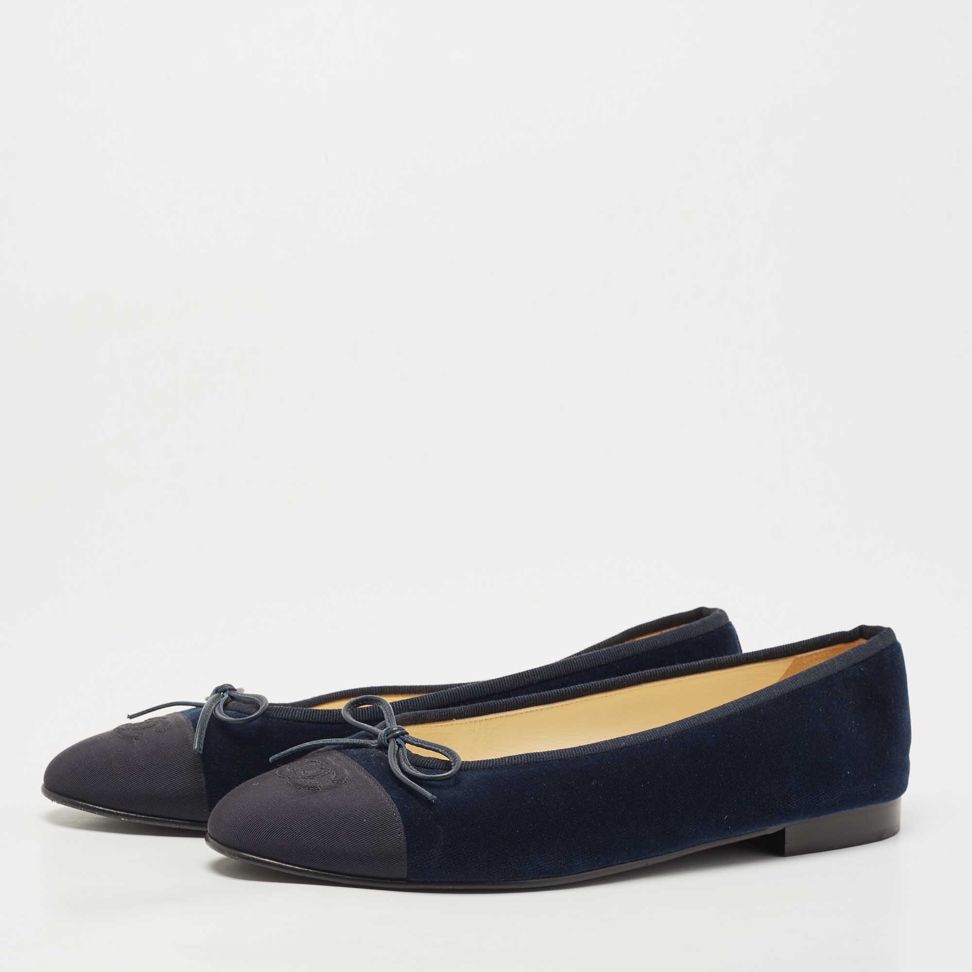 

Chanel Navy Blue Velvet and Canvas CC Cap Toe Ballet Flats Size