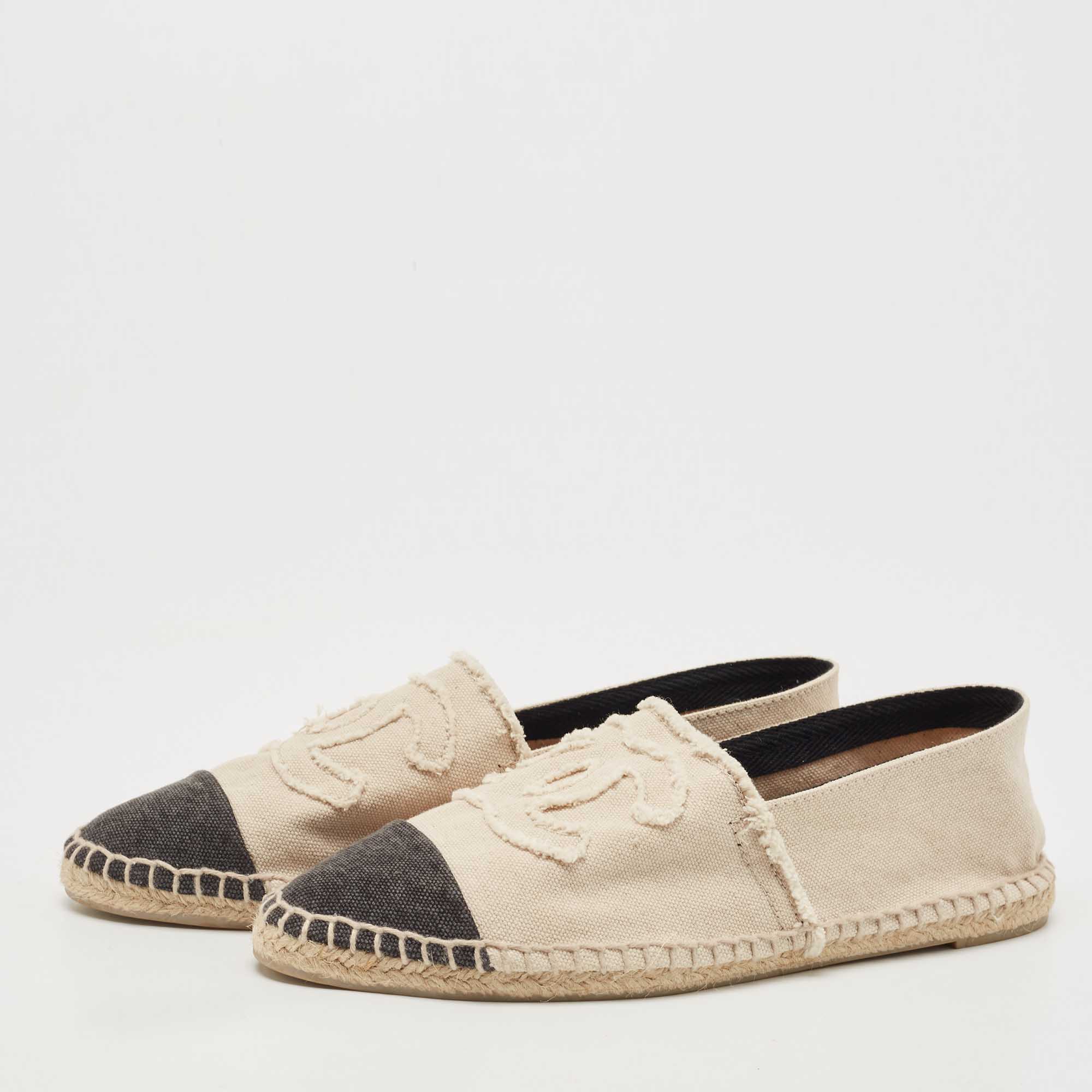 

Chanel Beige/Black Canvas CC Espadrille Flats Size