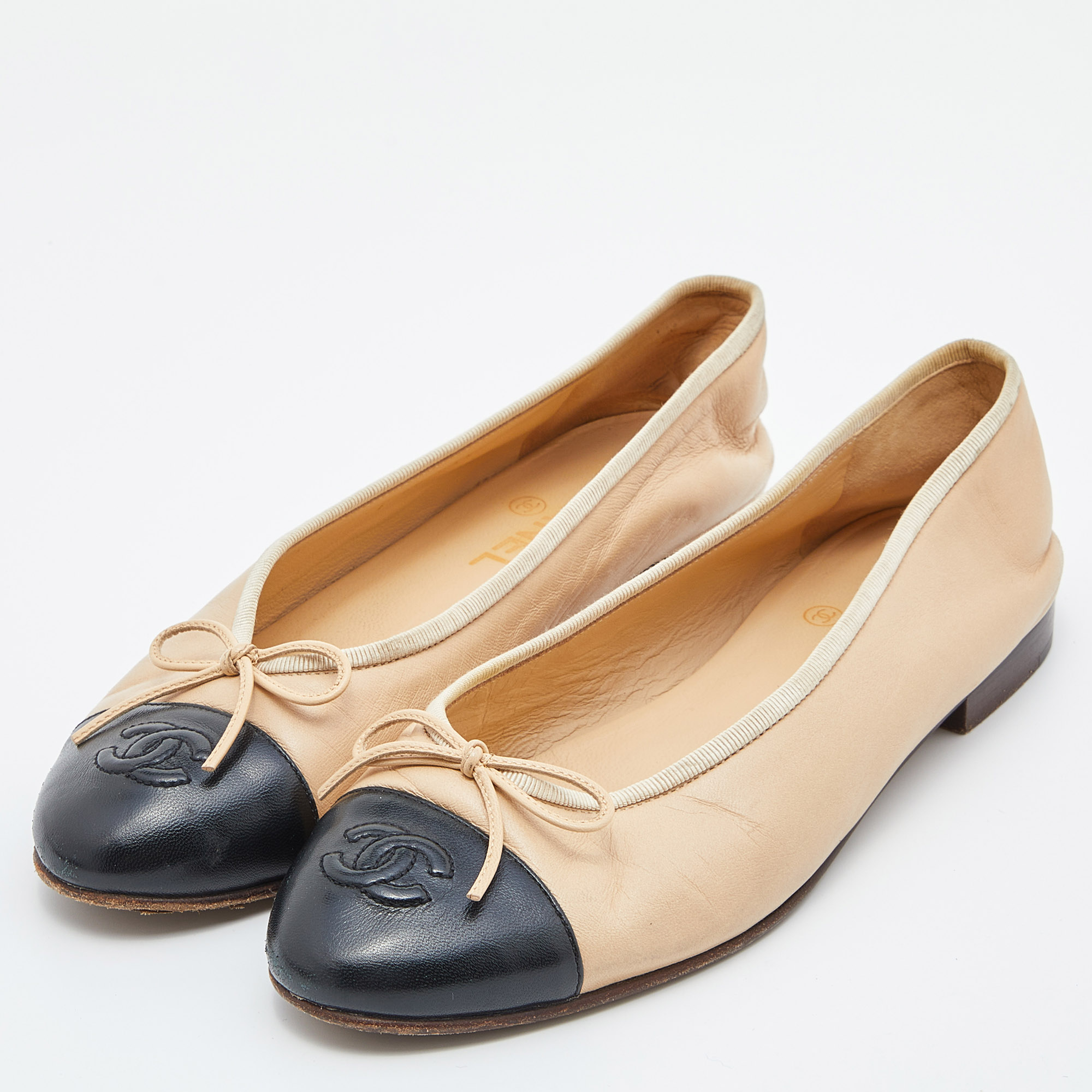 

Chanel Beige/Black Leather CC Cap Toe Bow Ballet Flats Size