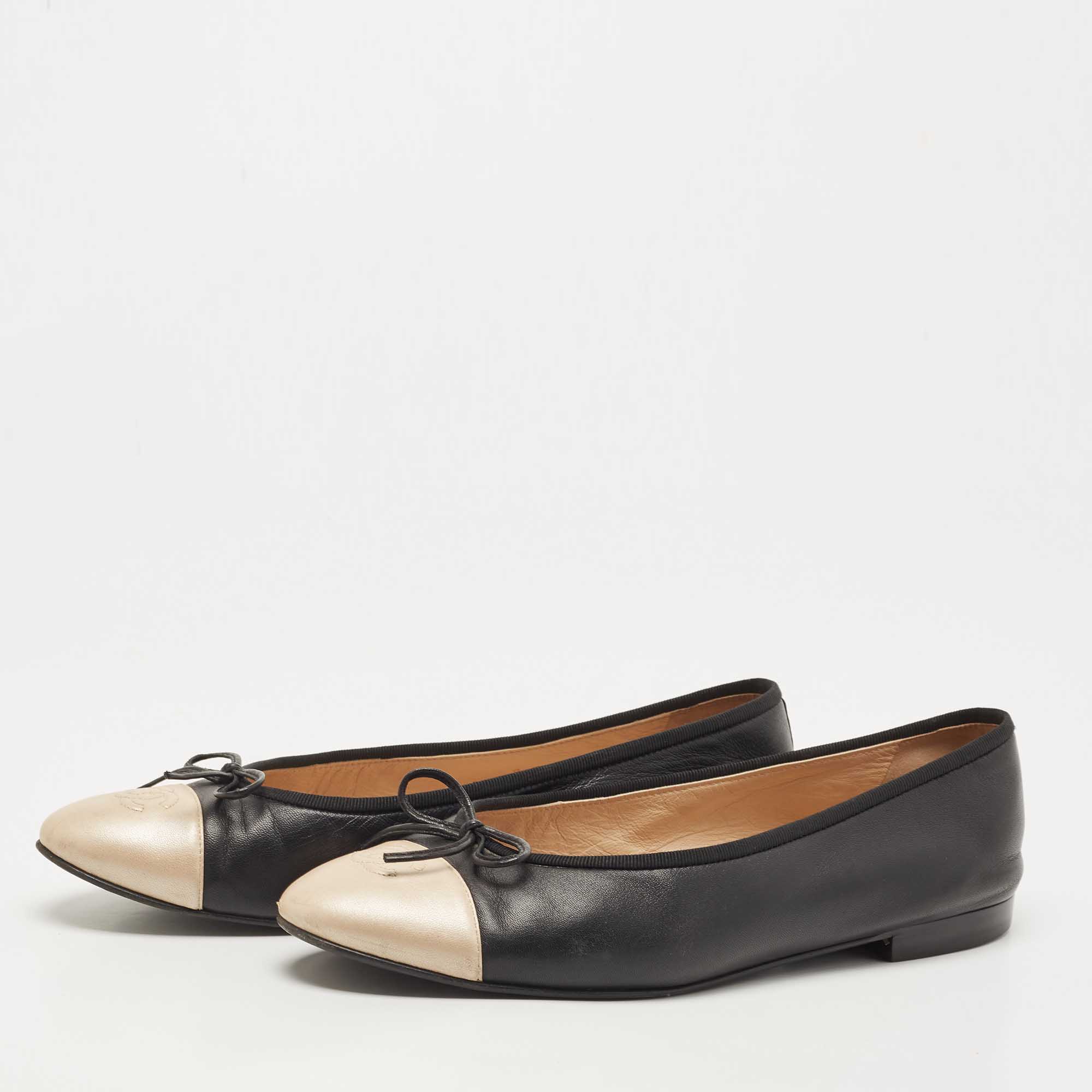 

Chanel Black/Beige Leather CC Bow Cap Toe Ballet Flats Size