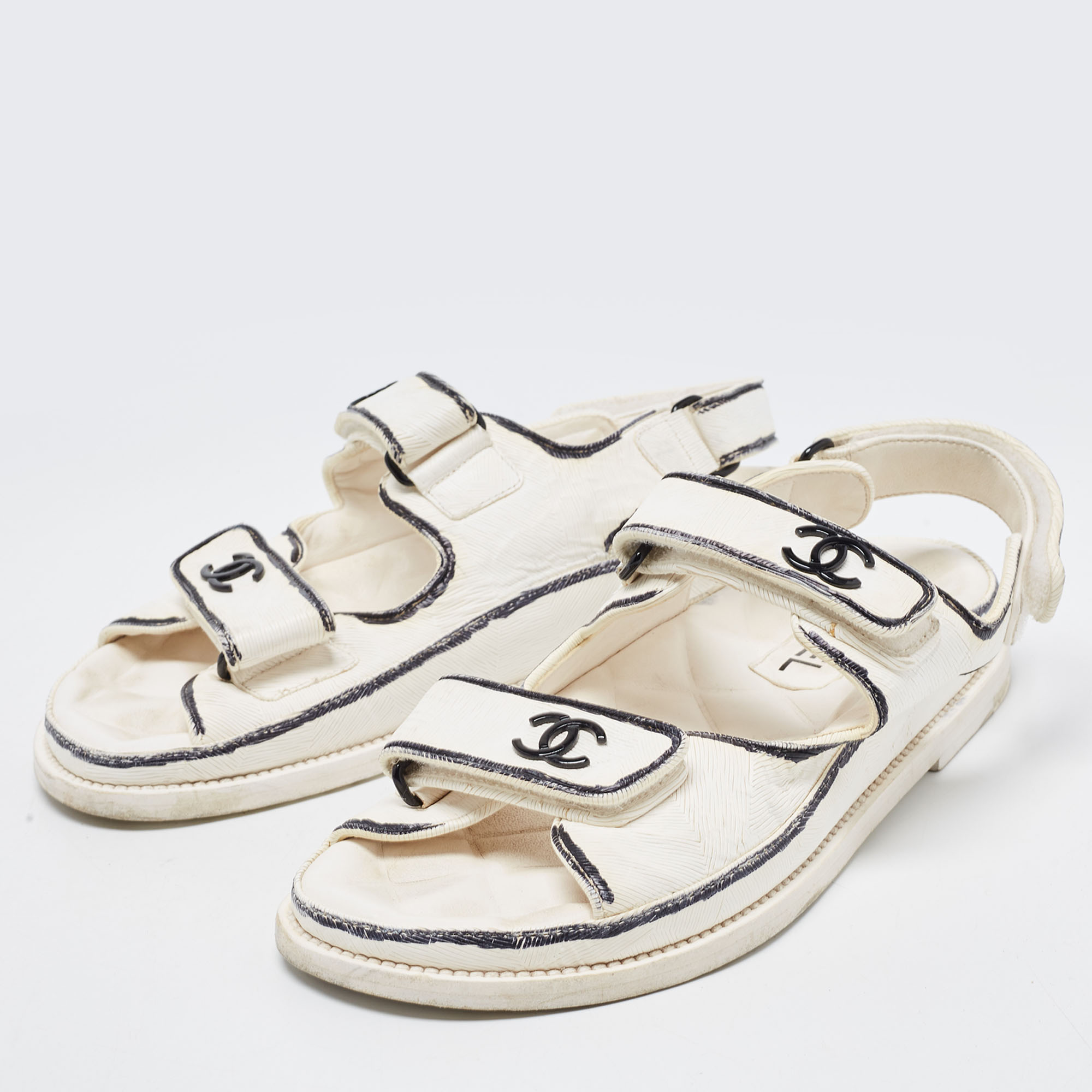 

Chanel White Leather Dad Interlocking CC logo Sandals Size