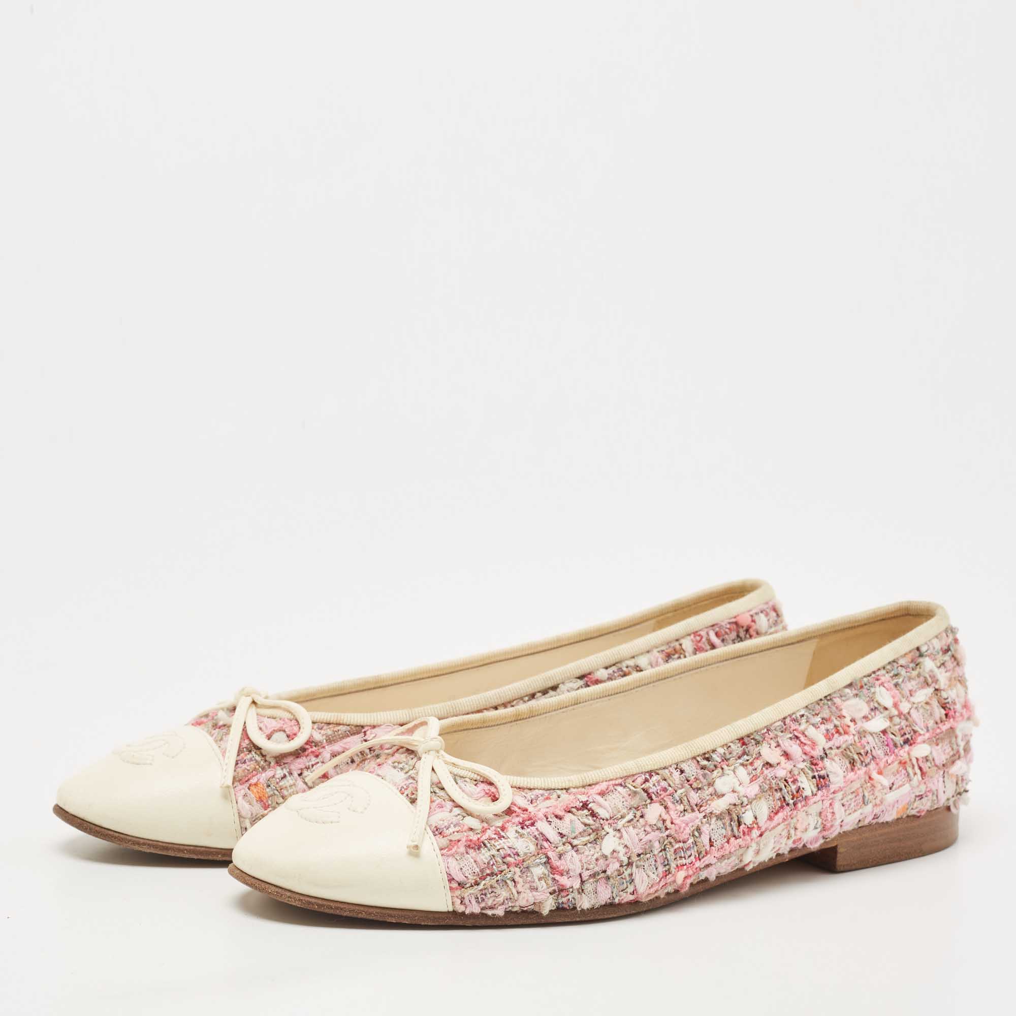 

Chanel Pink/Off White Tweed and Leather CC Cap Toe Bow Ballet Flats Size