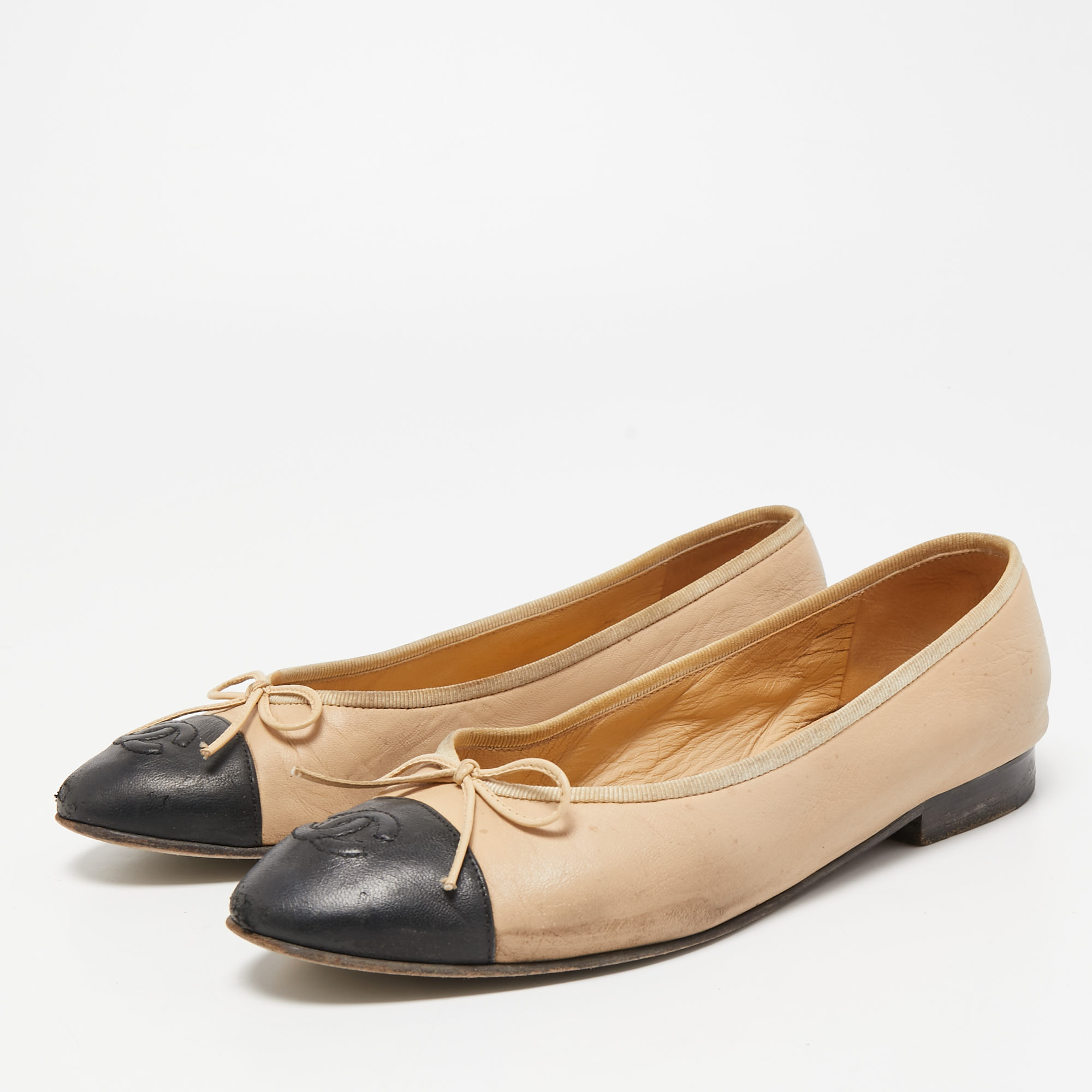 

Chanel Beige/Black Leather CC Bow Cap Toe Ballet Flats Size