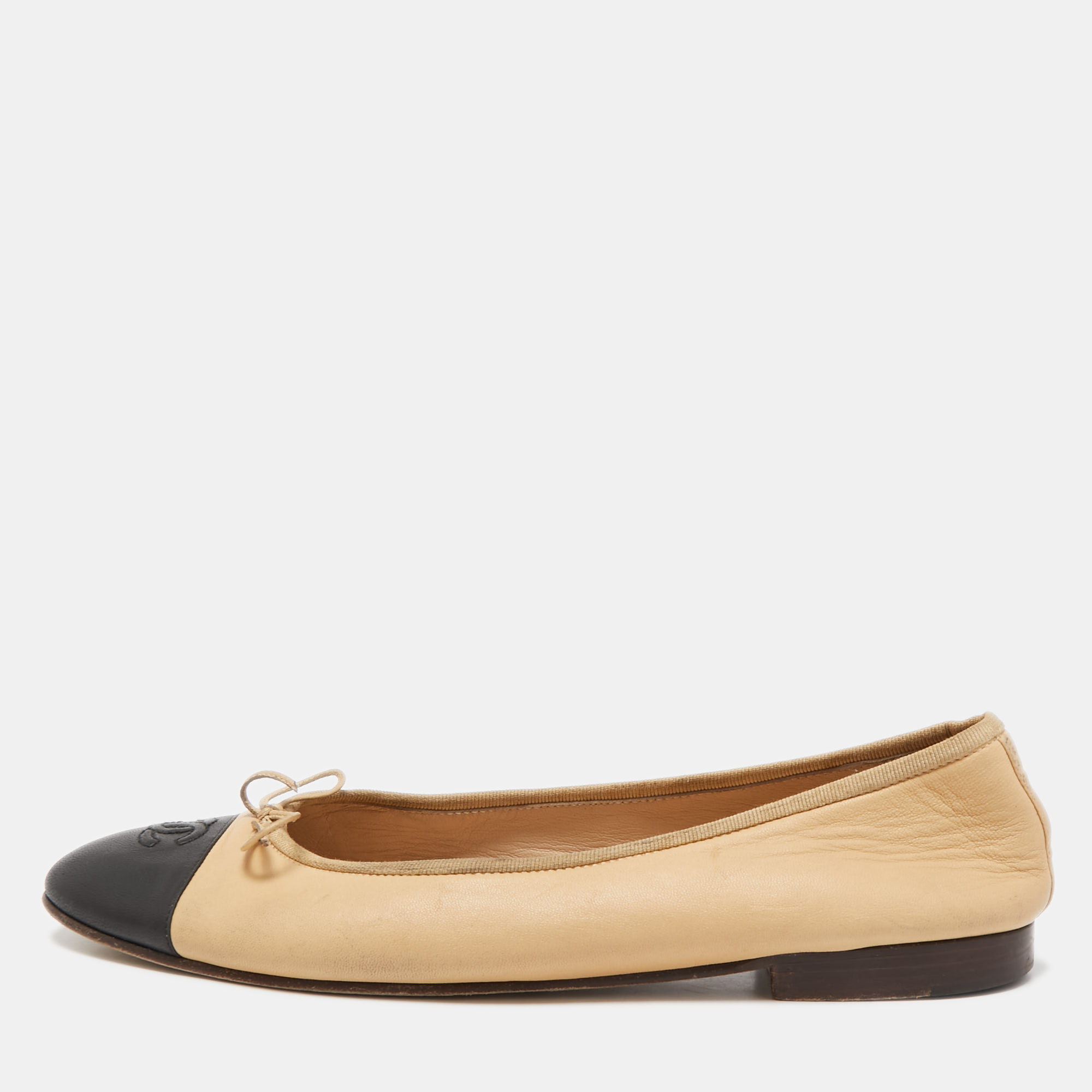 مملوكة مسبقًا Chanel Black/Beige Leather CC Ballet Flats Size 42