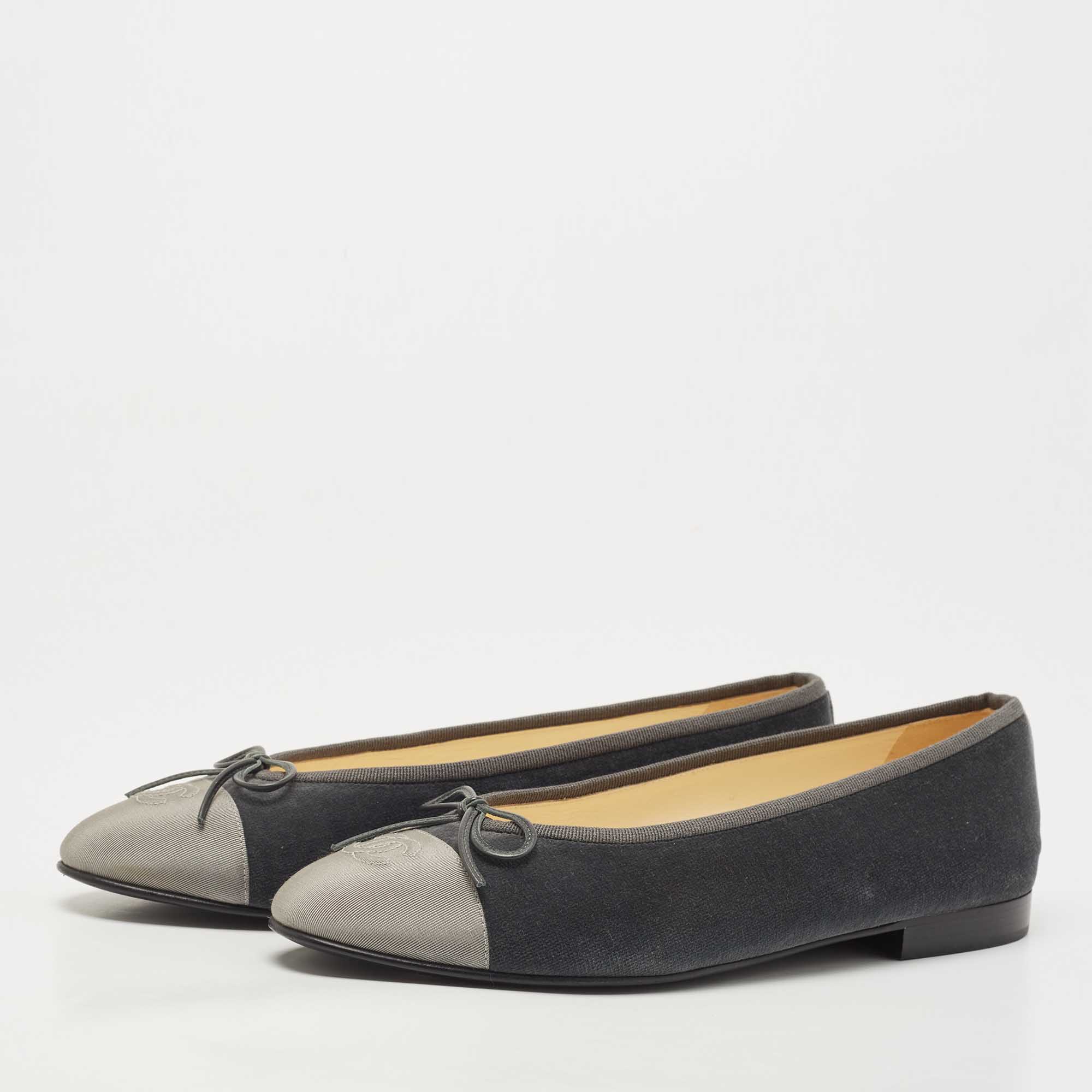 

Chanel Grey Velvet and Canvas CC Cap Toe Ballet Flats Size