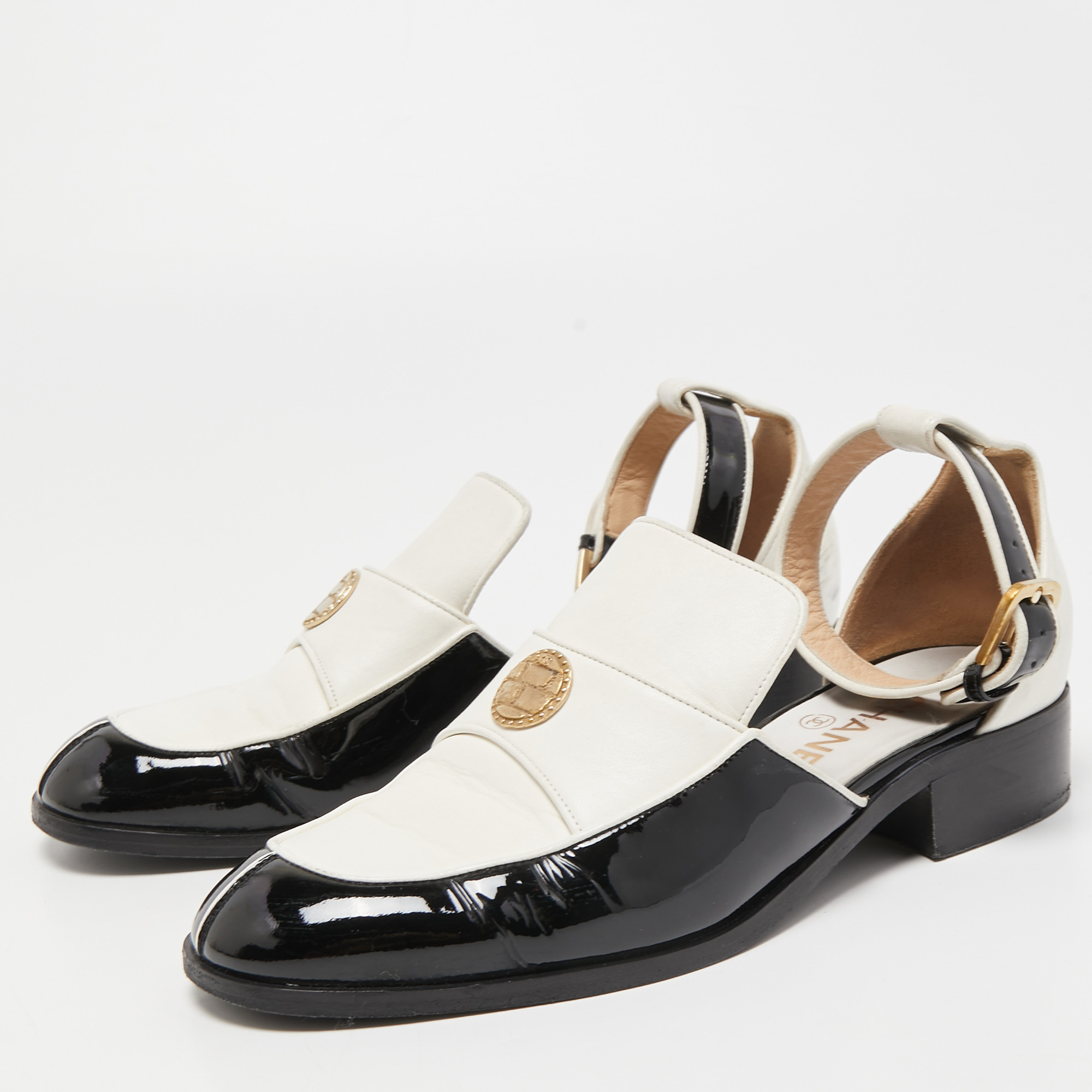 

Chanel Black/Cream Patent and Leather Cutout Loafers Size