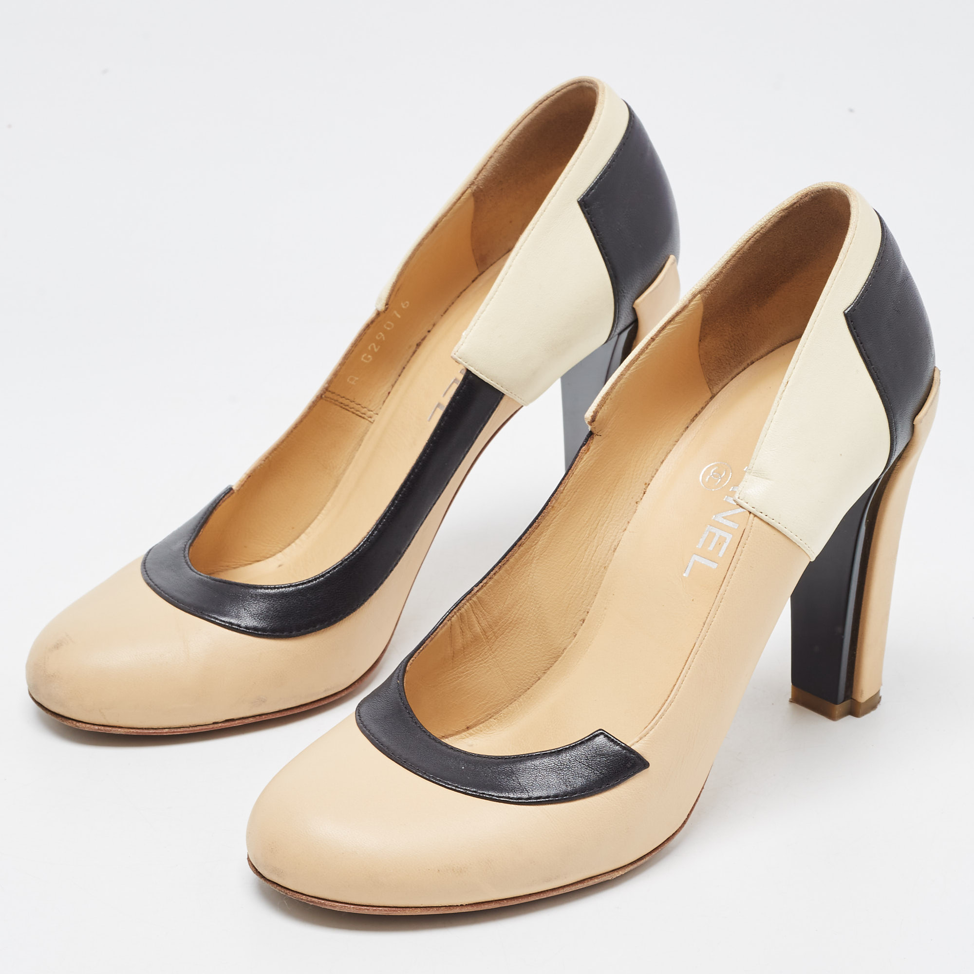 

Chanel Tricolor Leather CC Round Toe Pumps Size, Beige