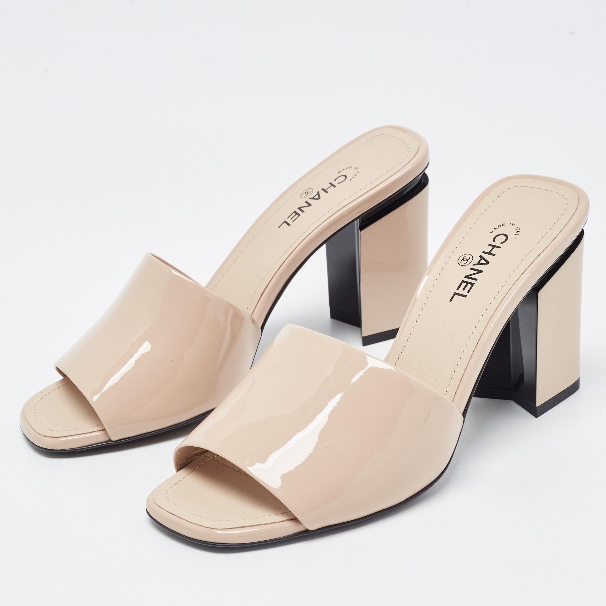 

Chanel Beige Patent Leather CC Slide Sandals Size