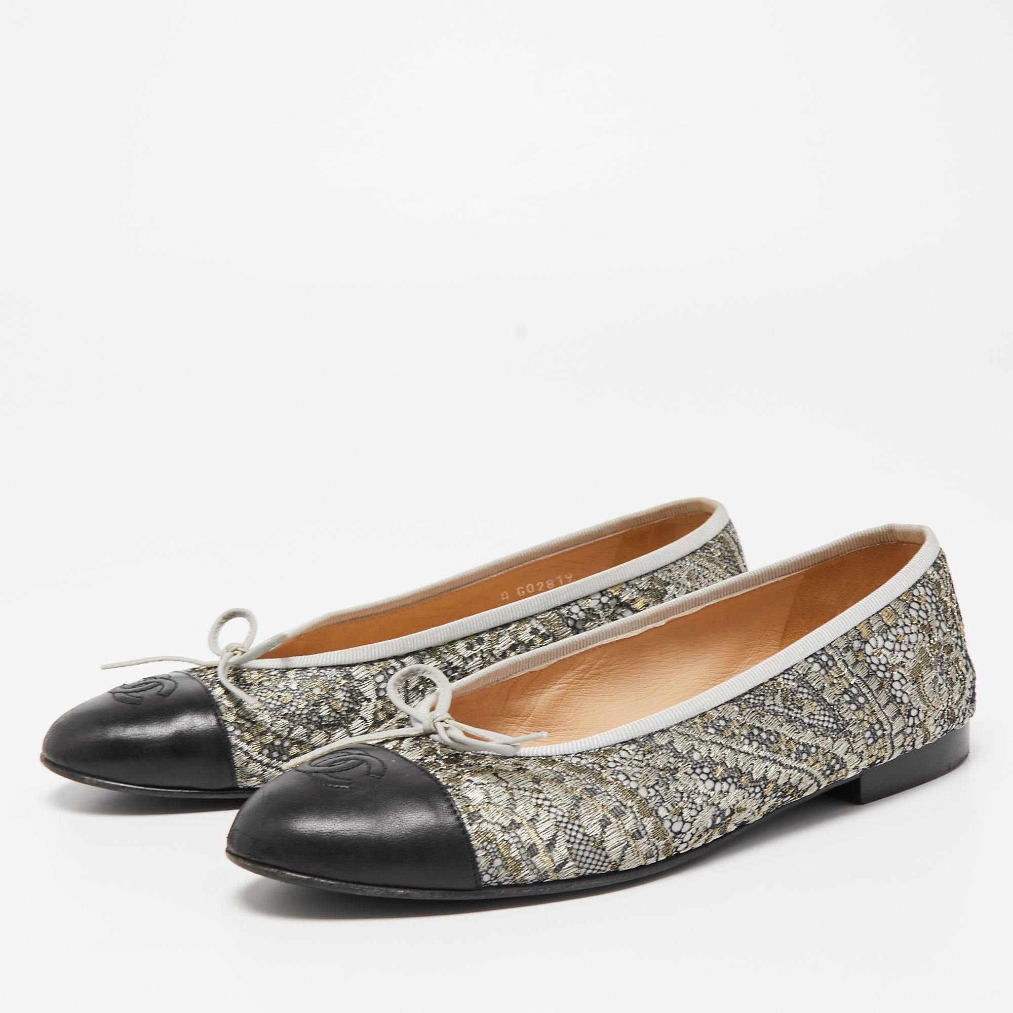 

Chanel Grey Tweed Fabric And Leather CC Cap Toe Bow Ballet Flats Size