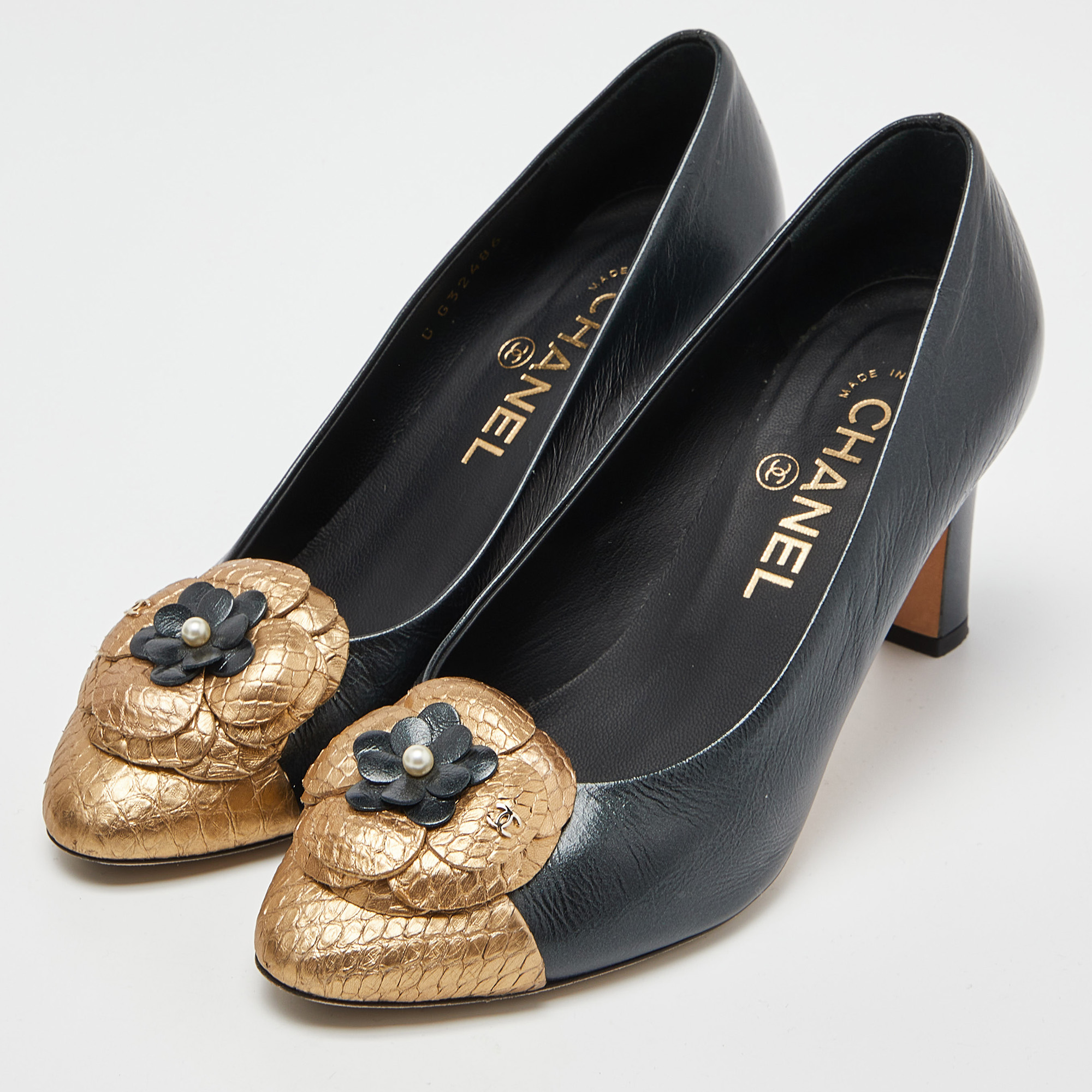 

Chanel Black/Gold Leather and Python Embossed Cap Toe CC Camellia Pumps Size