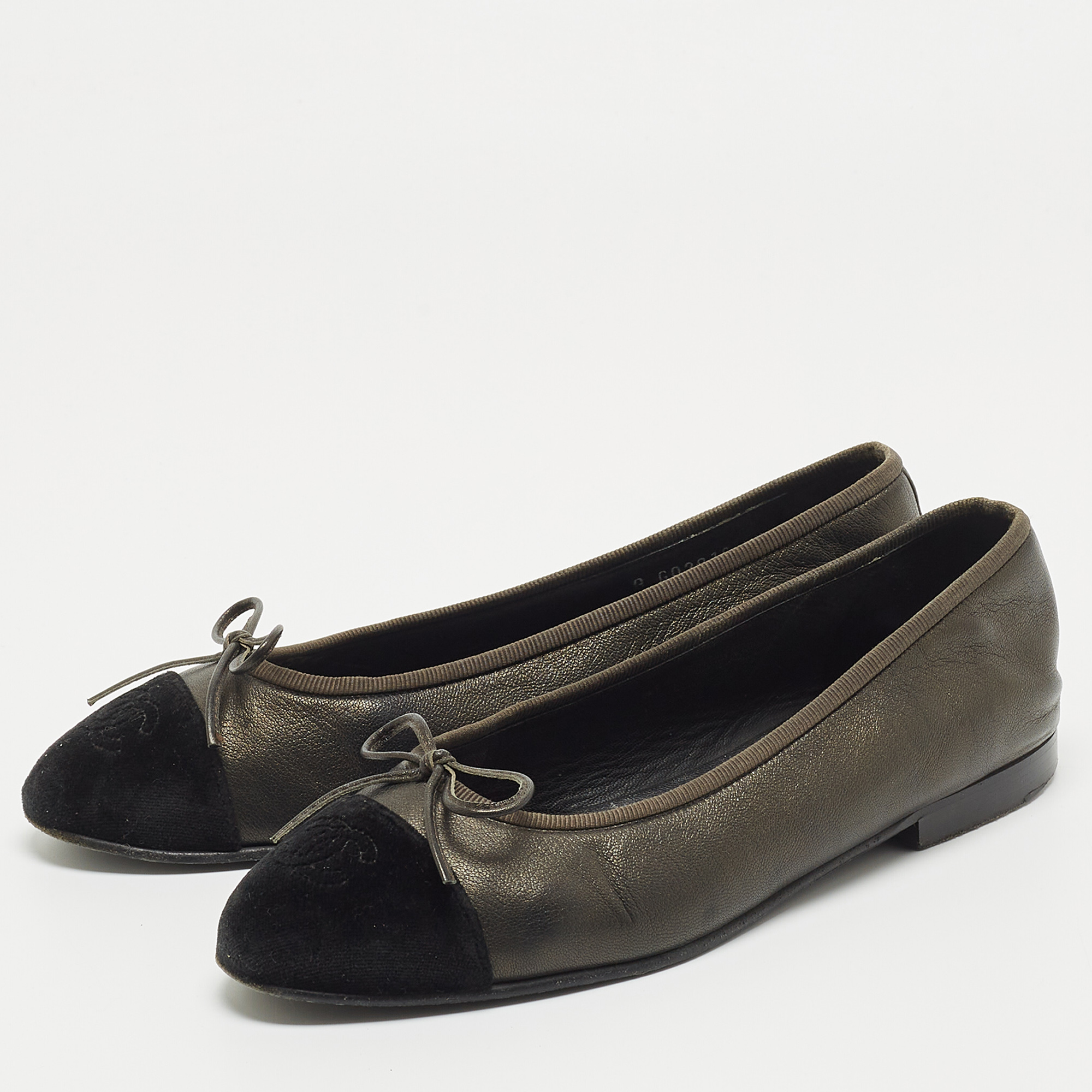 

Chanel Two Tone Leather and CC Velvet Cap Toe Bow Ballet Flats Size, Black