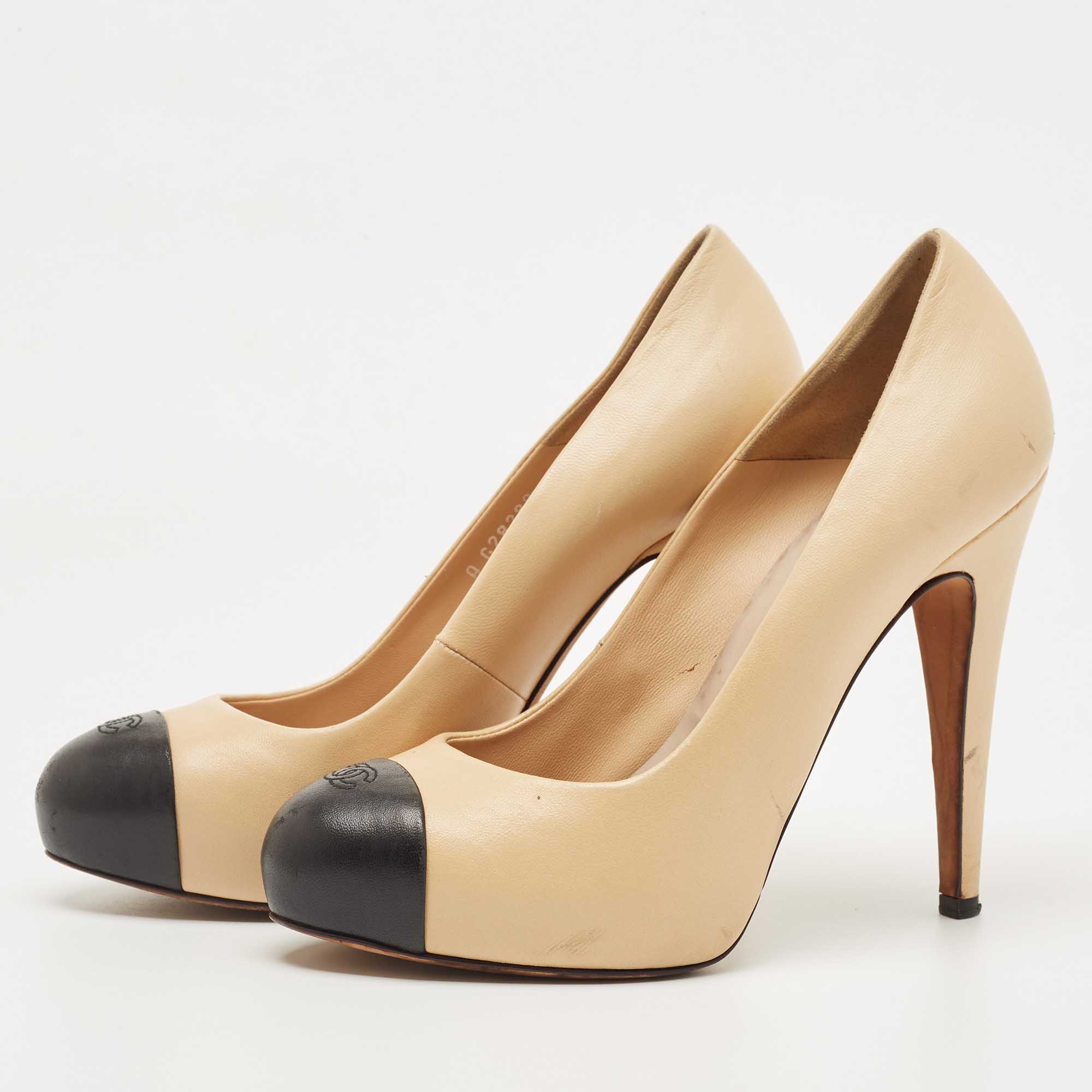 

Chanel Beige/Black Leather CC Cap Toe Pumps Size