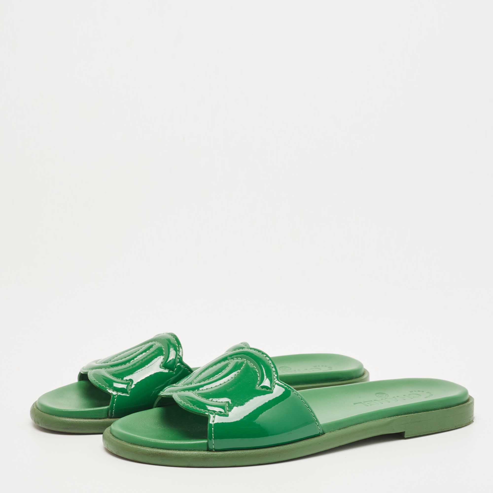 

Chanel Green Patent Leather CC Flat Slides Size