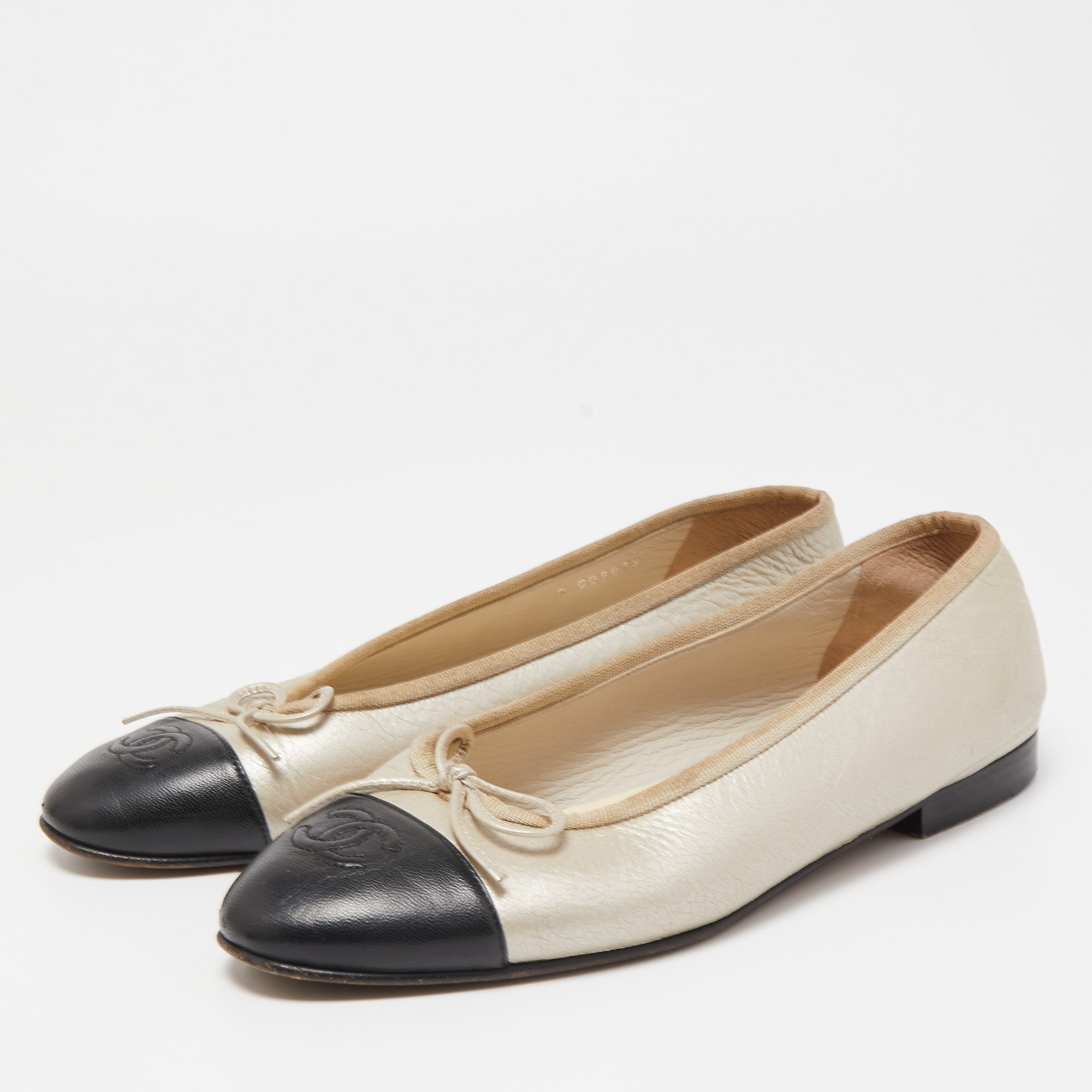 

Chanel Grey/Black Leather CC Cap Toe Ballet Flats Size