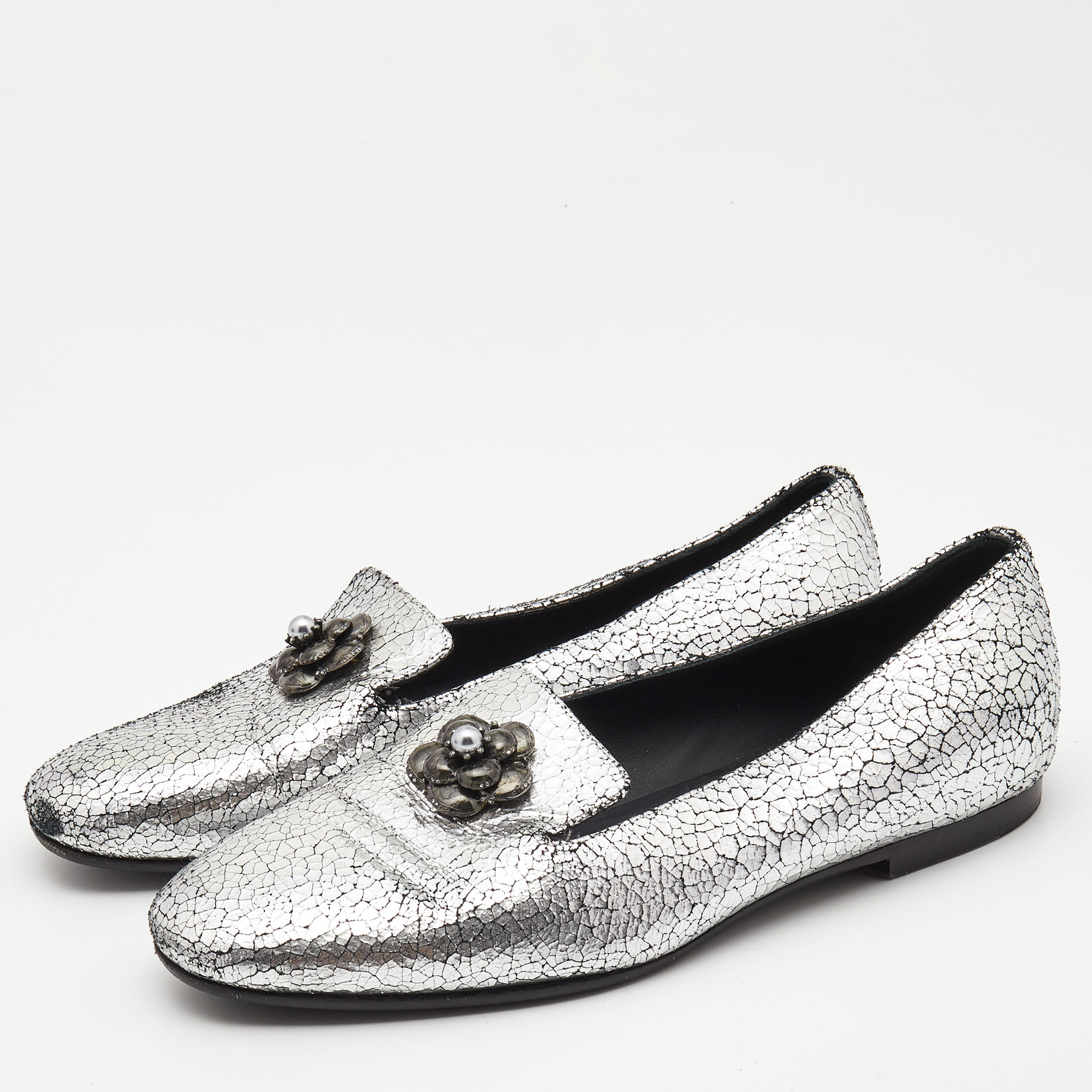 

Chanel Silver Crackled Leather Interlocking CC Camelia Smoking Slippers Size