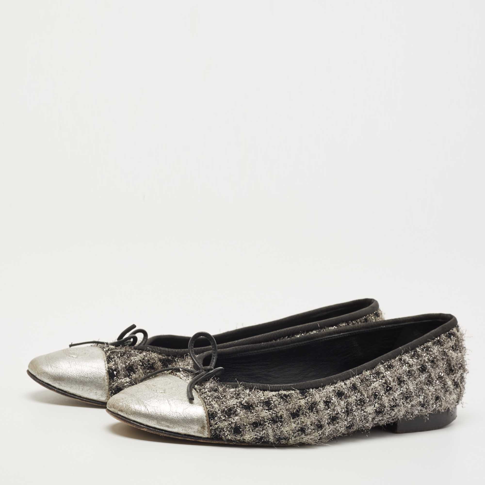 

Chanel Two Tone Tweed and Leather CC Cap Toe Bow Ballet Flats Size, Black