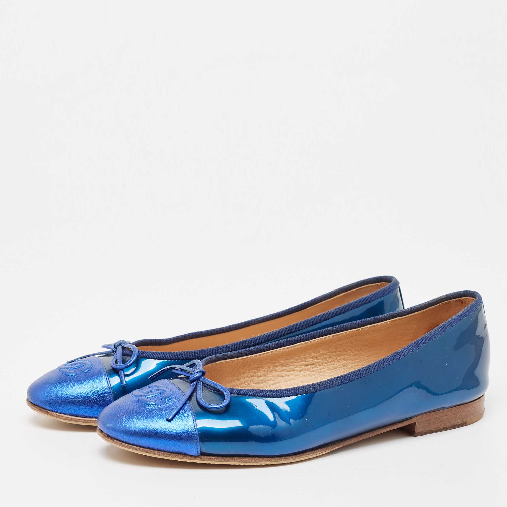 

Chanel Two Tone Patent and Leather CC Cap Toe Bow Ballet Flats Size, Blue