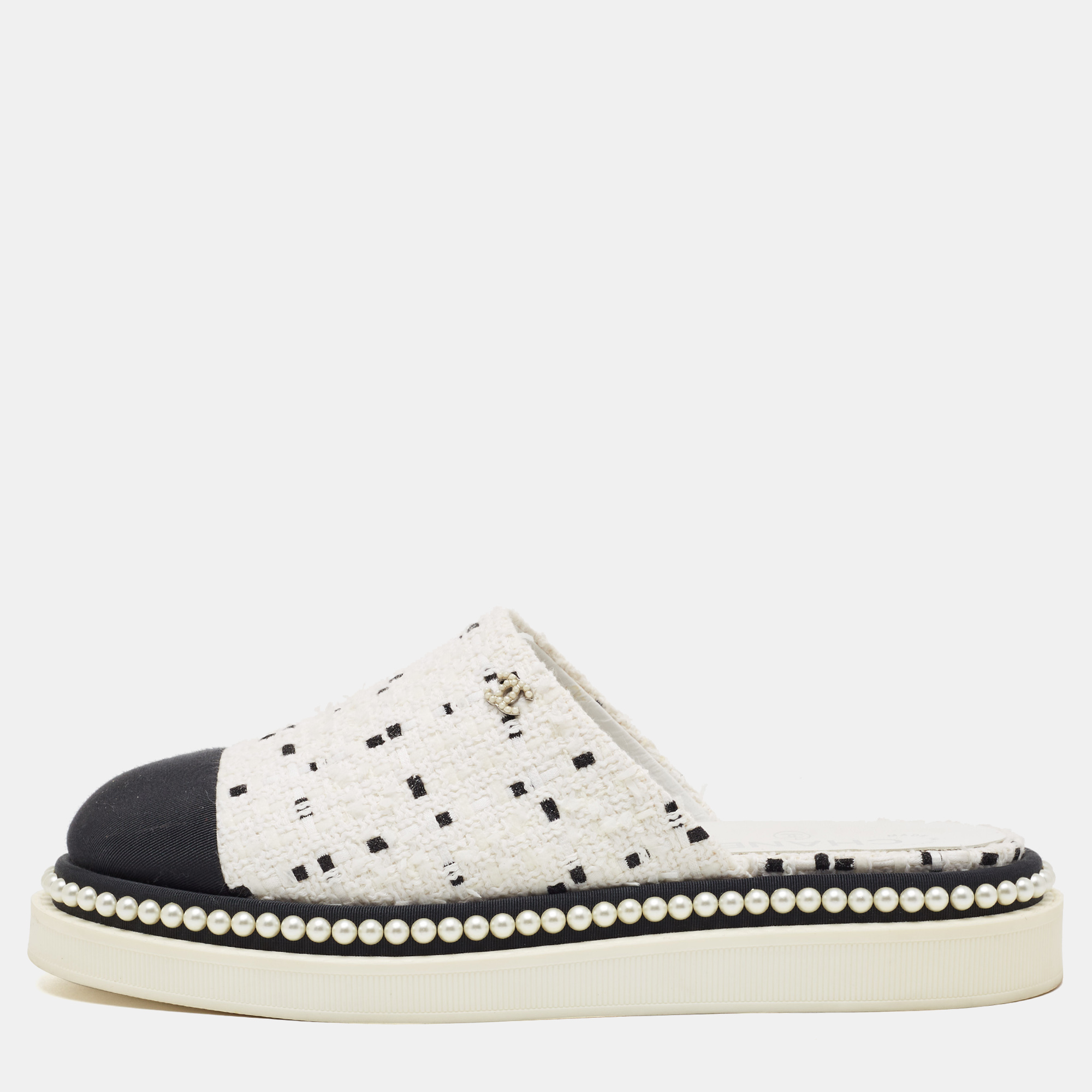 مملوكة مسبقًا Chanel Black/White Tweed Pearl Embellished CC Cap Toe Flat Mules Size 36