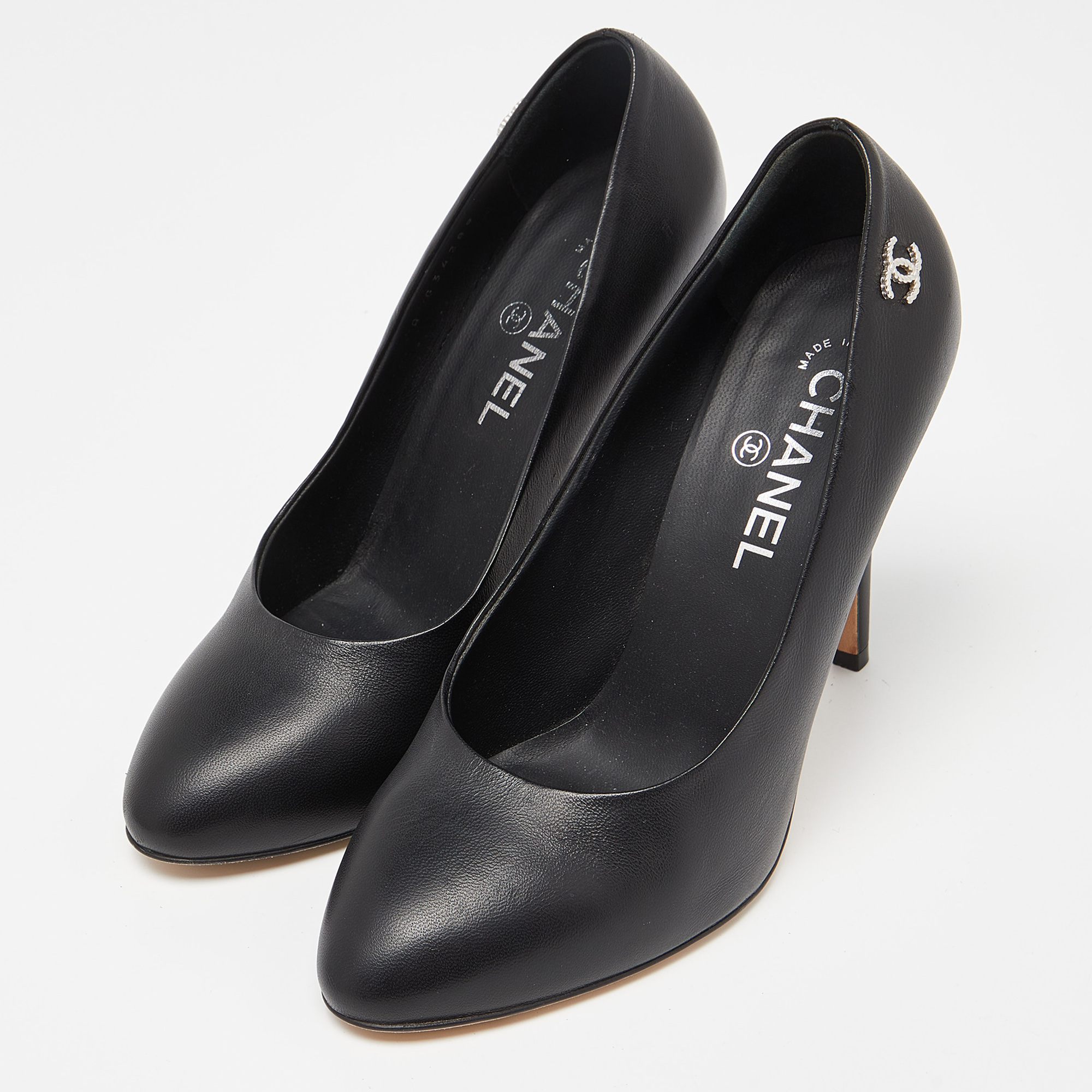 

Chanel Black Leather CC Round Toe Pumps Size
