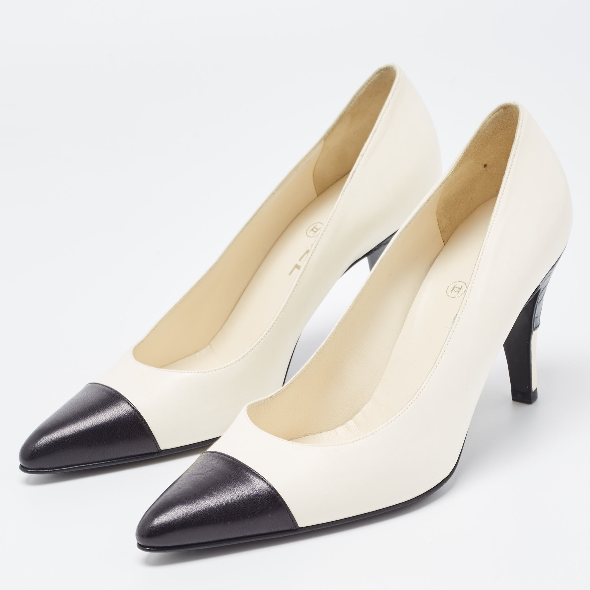 

Chanel White/Black Leather Cap Toe Pointed Pumps Size